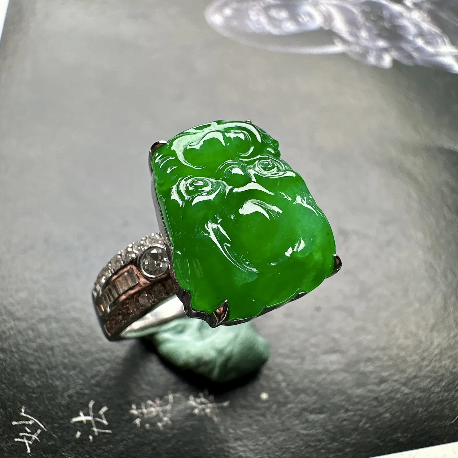 【冰种满绿龙头戒指】冰感十足，通透闪亮，种老细腻，晶莹透亮，品质很高。雕工也很精美，18K金钻精美镶嵌，裸石尺寸15.7*13*4.9毫米，上下三个圈口免费改