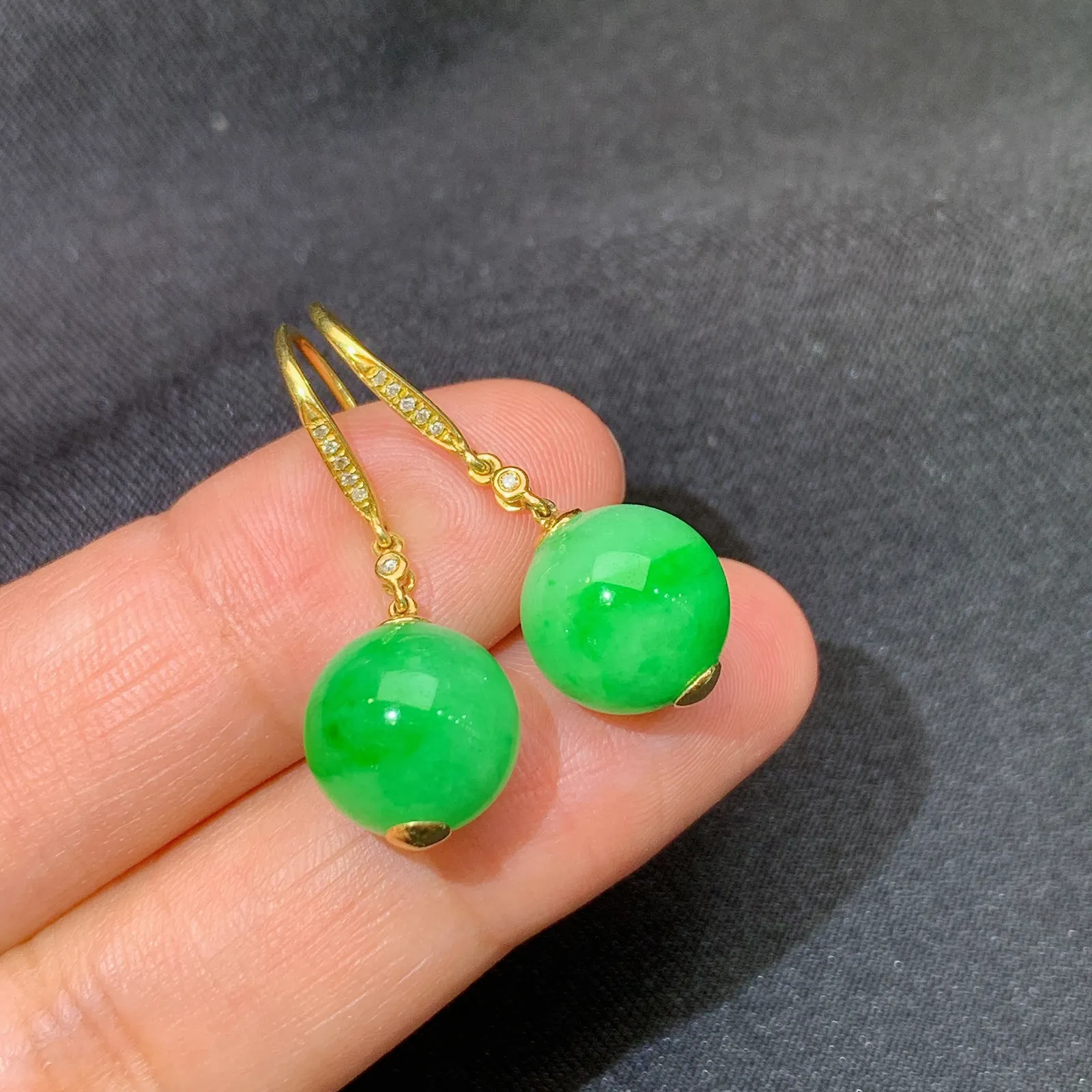 阳绿圆珠耳坠，18k金镶嵌，简约时尚，冰润色阳，种水足 直径10.3