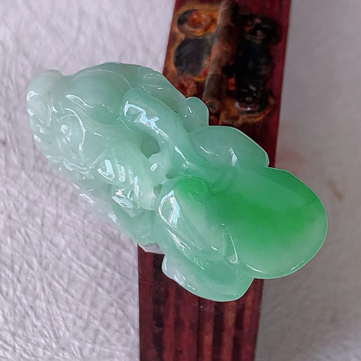 自然光实拍，水润飘绿翡翠招财貔貅吊坠，民间有“一摸貔貅运程旺盛，再摸貔貅财运滚滚，三摸貔貅平步青云 ”的美好祝愿。#81.25