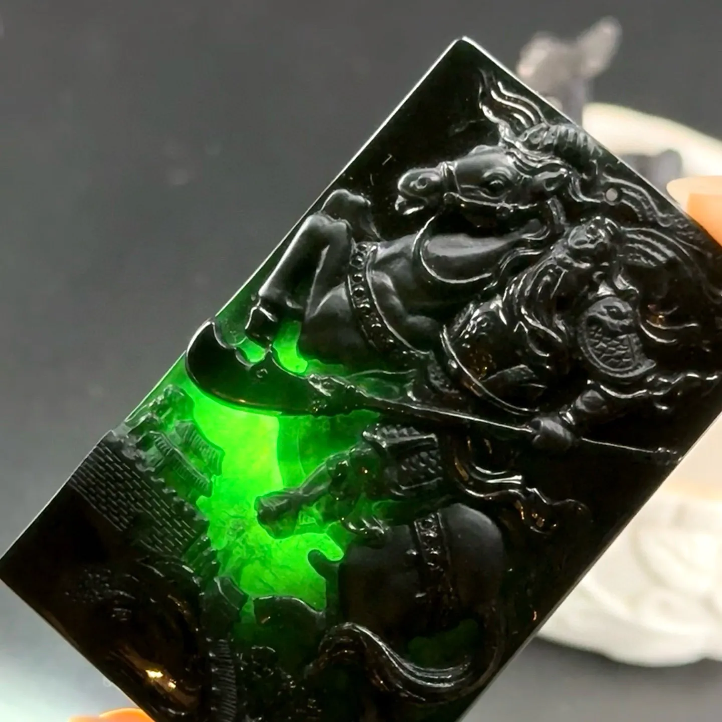 精品18k墨翠关公 种好色正 黑度极好 打灯通透 油性十足 尺寸57.1