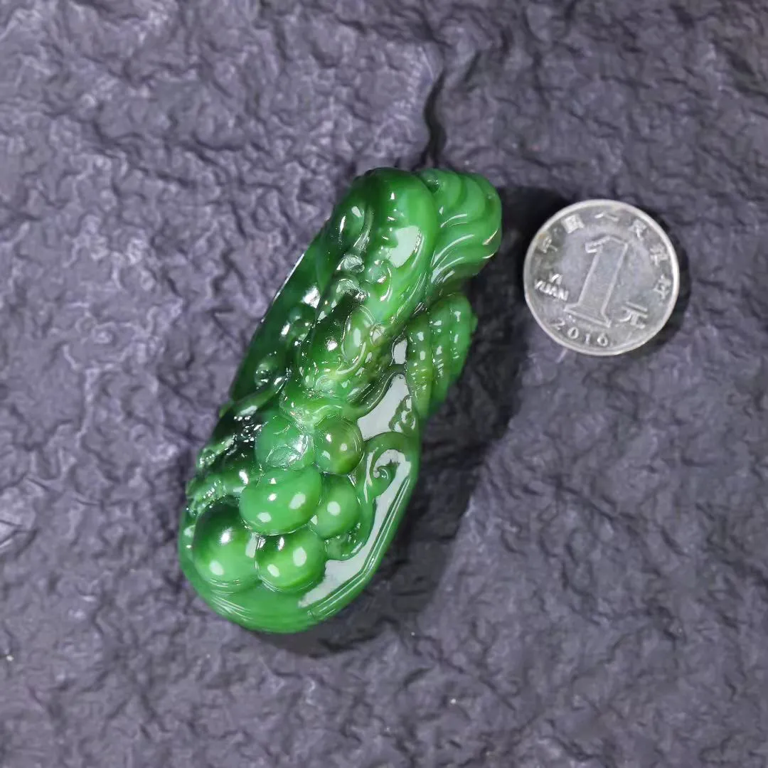 归心匠造｜高端臻品
  ●——生意兴隆
碧玉猫眼生意兴隆手把件，收藏级臻品美物，肉质油润细腻，由大师设计立体雕刻祥龙，饱满传神，犹如一幅活灵活现的画卷，凝聚着匠人的巧思与匠心，将龙的威武形象栩栩如生地呈现在眼前，每一处细节都经过精心雕琢，把玩于手中，仿佛能感受到龙的磅礴气势，让人不禁为之心动，不仅是一件精美的艺术品，更是传承着中华文化的瑰宝，让人在欣赏中感受到传统文化的深厚底蕴，寓意避邪纳福，吉祥如意，生意兴隆，财源滚滚。
80*34*27mm，95.50g.