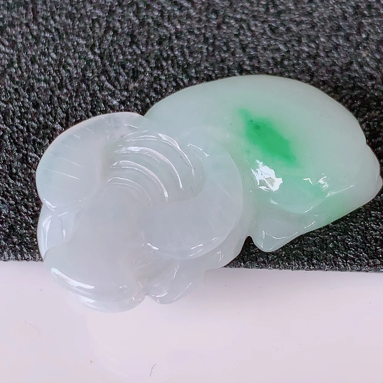 自然光实拍，冰润飘绿翡翠生肖牛气冲天吊坠，种老水足，雕工精湛 ，寓意美好，佩戴时尚出众！#41.25