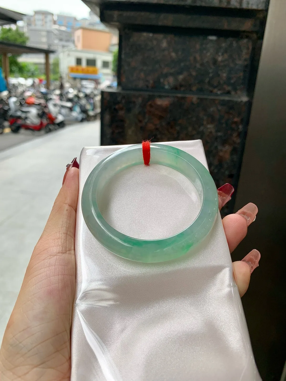 冰飘绿正圈
53-8.1-11.8
完美，底妆水透胶润，简约却充满灵气，几朵绿花点缀，清新如芽，宛若自然的画卷凝结于腕间，静中带动，韵味悠长
