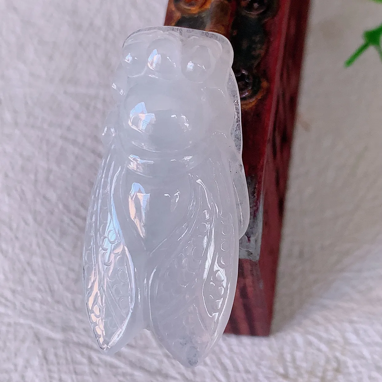 自然光实拍，冰胶翡翠招财金蝉吊坠，种老水足，雕工精湛 ，寓意美好，佩戴时尚出众！#57.25