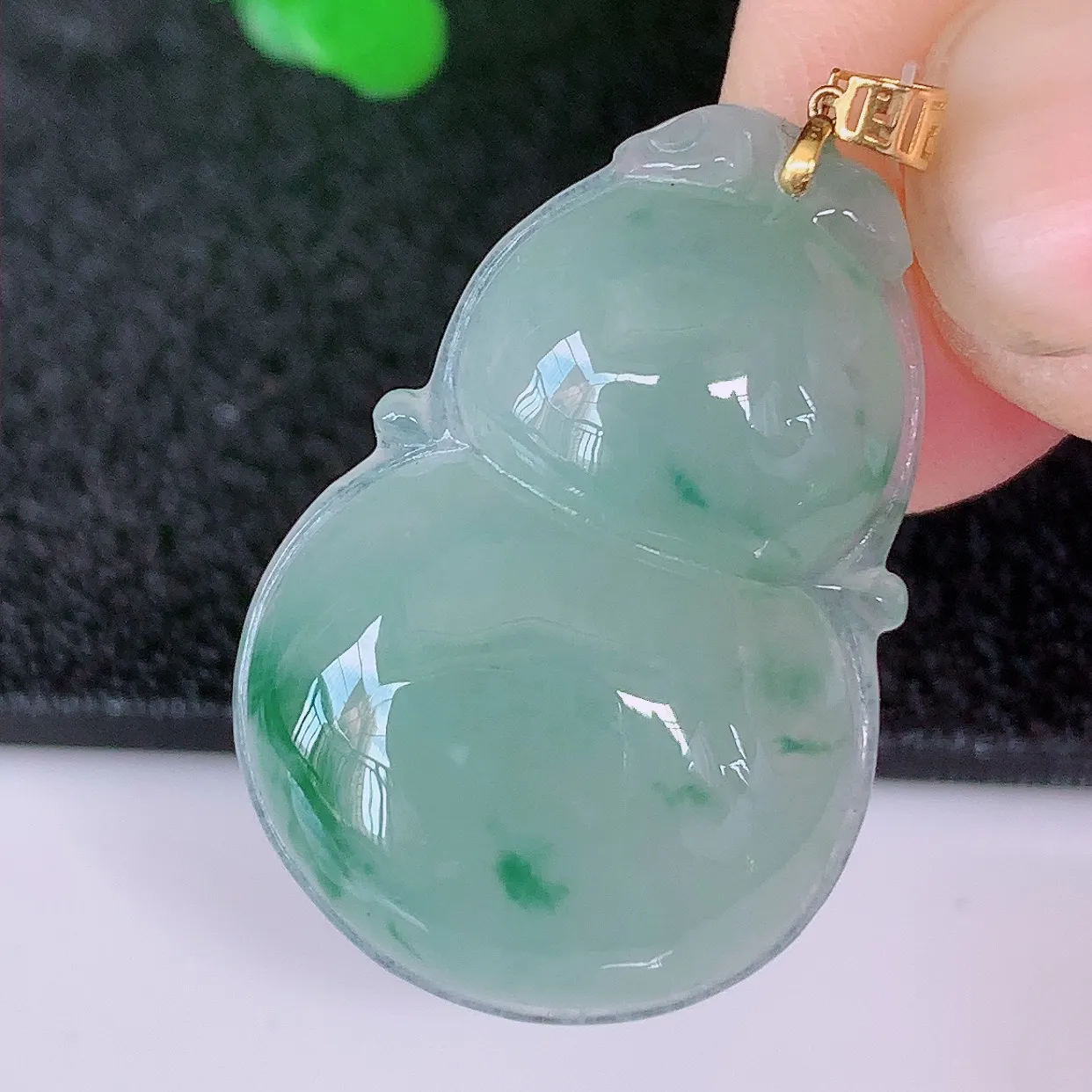 18K金镶嵌冰种飘花翡翠葫芦吊坠，葫芦寓意福禄双全，财源滚滚，佩戴效果优雅迷人！#49.25