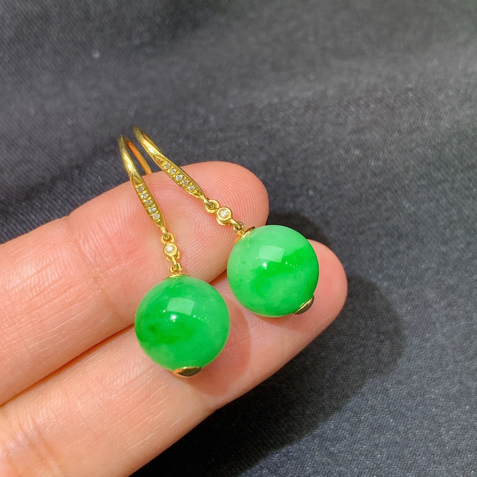 阳绿圆珠耳坠，18k金镶嵌，简约时尚，冰润色阳，种水足 直径10.3