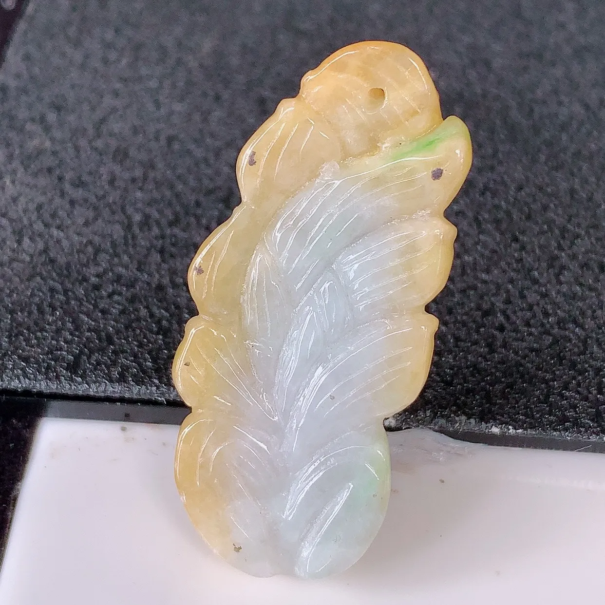 自然光实拍，冰润黄加绿翡翠狐狸吊坠，种老水足，雕工精湛 ，寓意美好，佩戴时尚出众！#87.26