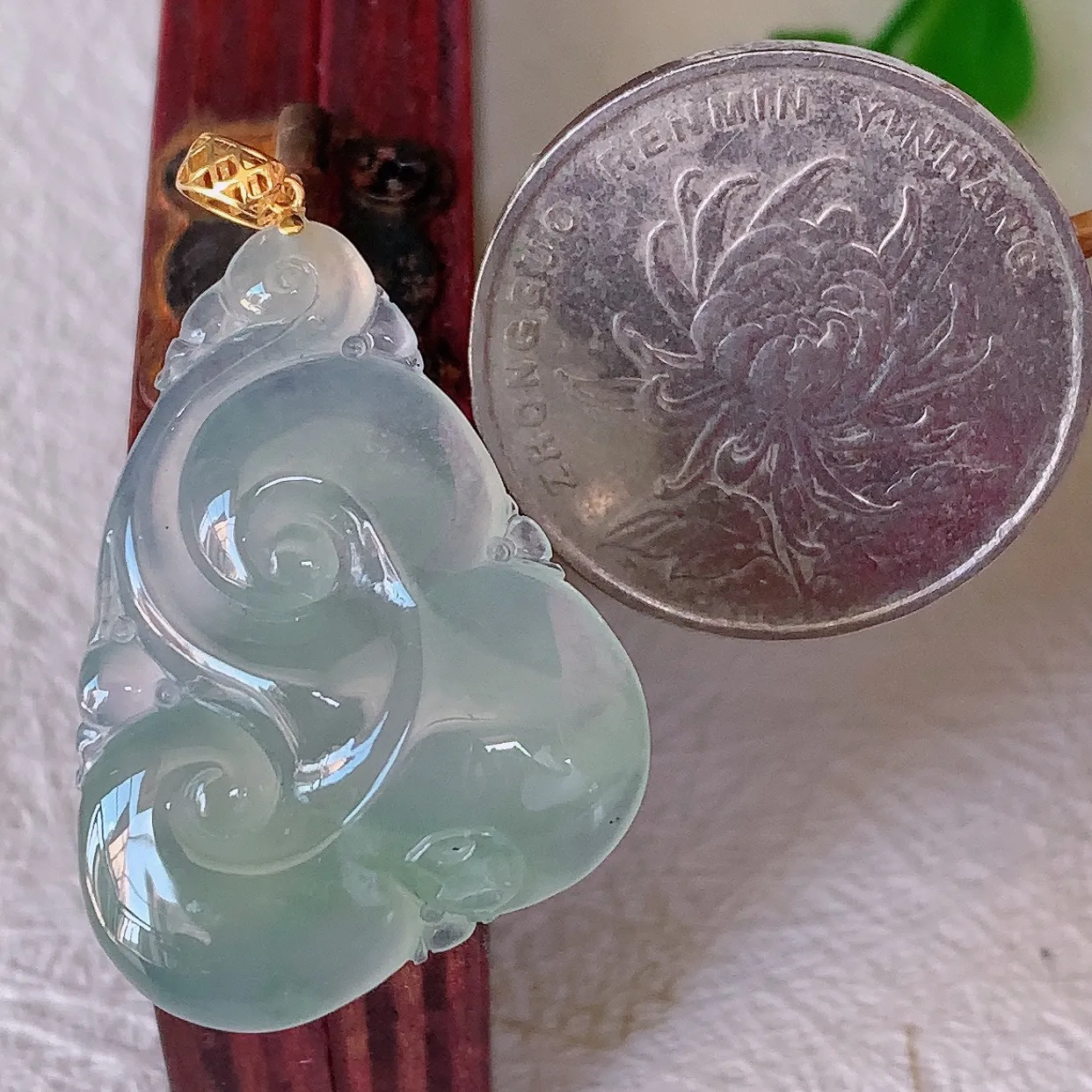 18K金镶嵌冰种翡翠如意吊坠，种老水足，雕工精湛 ，寓意美好，佩戴时尚出众！#1.25整体35裸石29*20.5-5.5