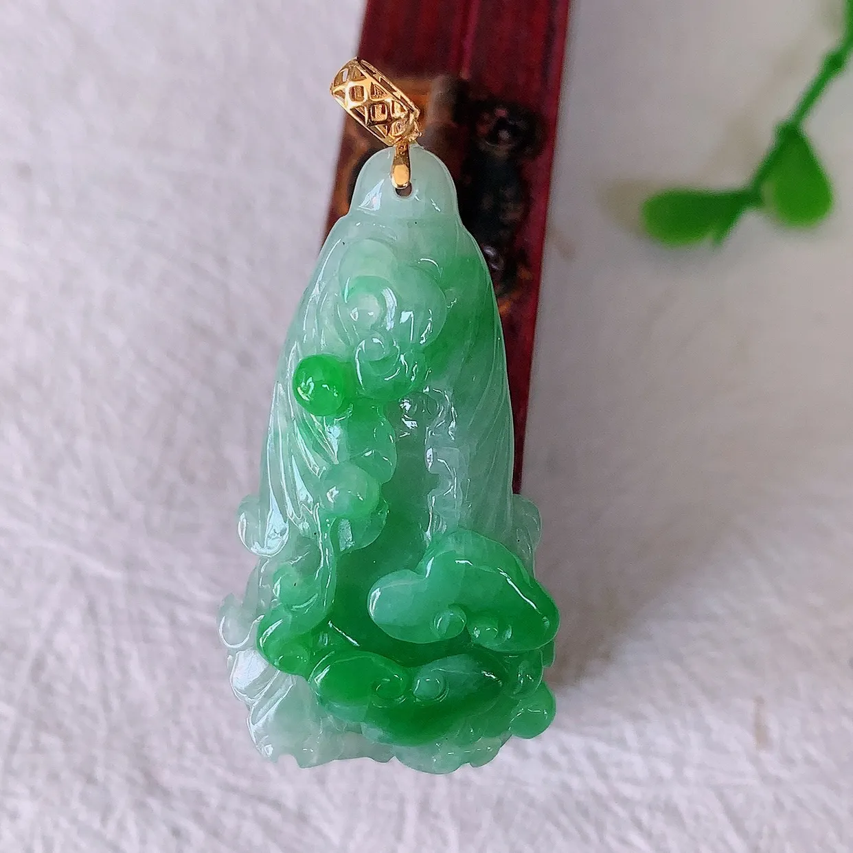 18K金镶嵌冰飘辣绿翡翠招百财白菜吊坠，百财聚来，财源滚滚，色泽鲜艳，精工水润的白菜，性价比高！#1.25
