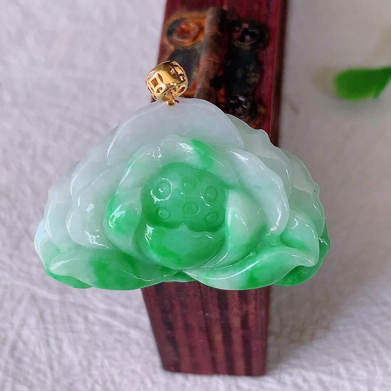 自然光实拍，18K金镶嵌冰润飘绿翡翠花开富贵荷花玉坠，财源广进，自然隐逸、荷本是素不着尘之物，有和美