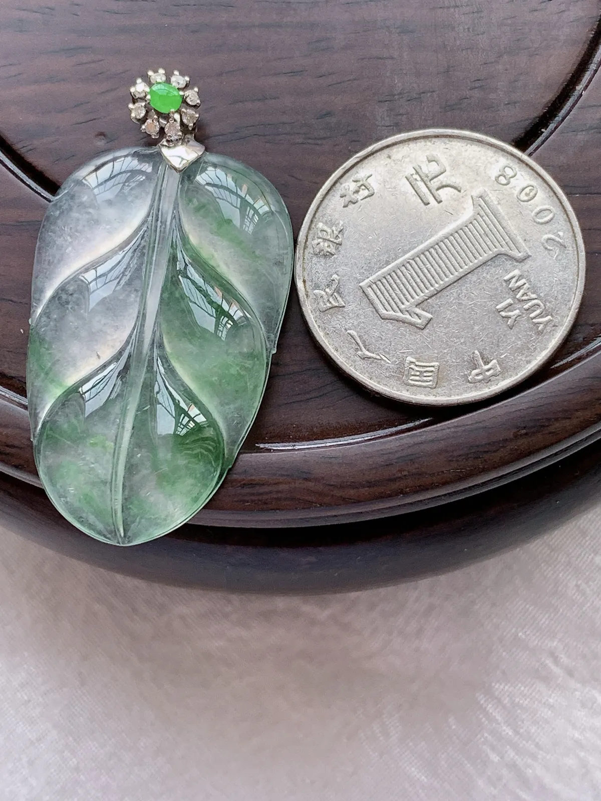 翡翠a货18k金冰种飘绿金枝玉叶 叶子吊坠，尺寸35.8-22.8-4.3，重量:7.02g
