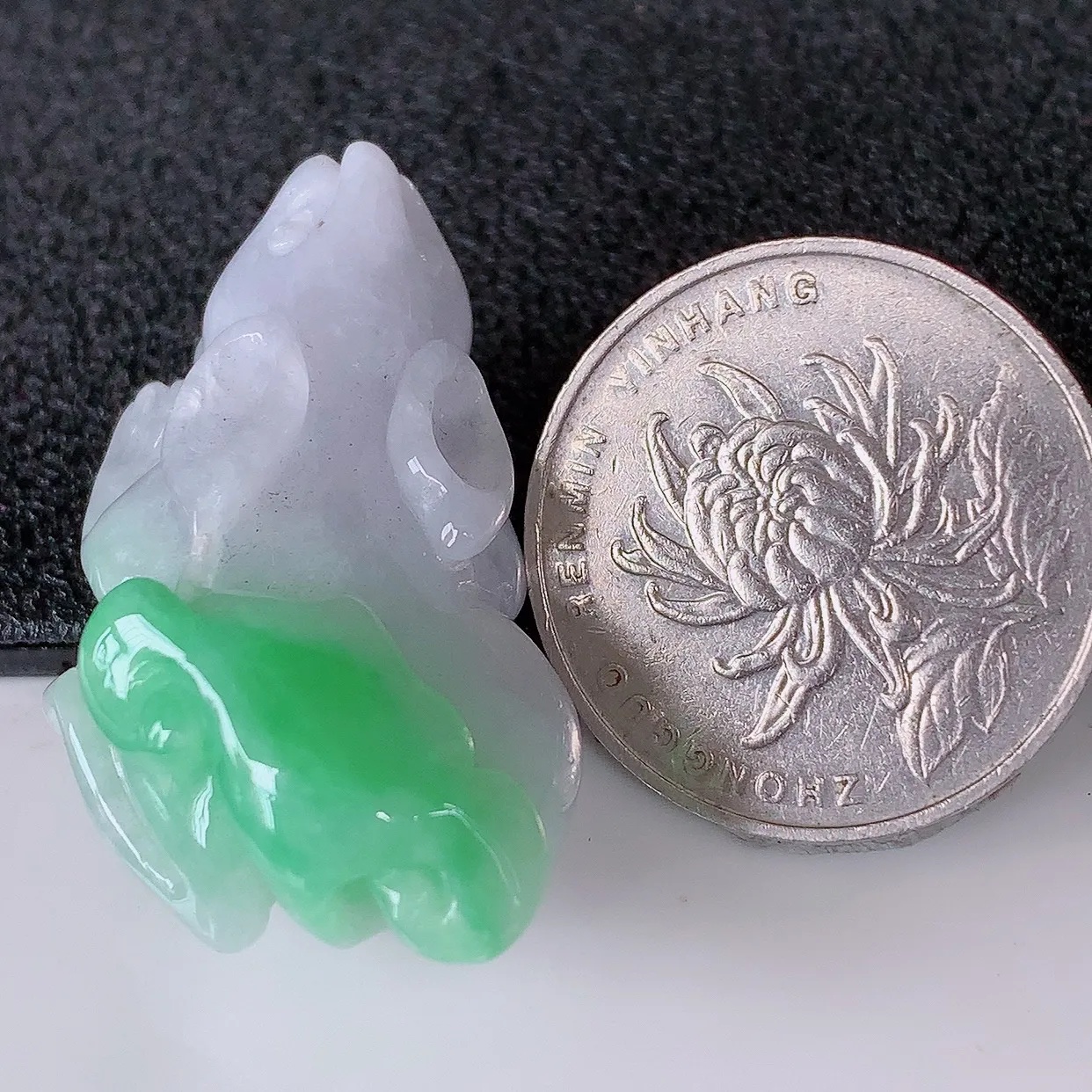 自然光实拍，冰润飘绿翡翠生肖鼠吊坠，种老水足，雕工精湛 ，寓意美好，佩戴时尚出众！#87.26