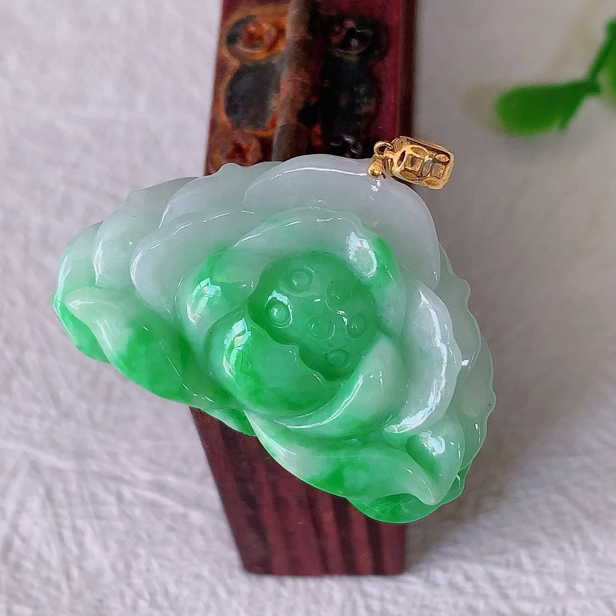 自然光实拍，18K金镶嵌冰润飘绿翡翠花开富贵荷花玉坠，财源广进，自然隐逸、荷本是素不着尘之物，有和美之寓意。#1.25
