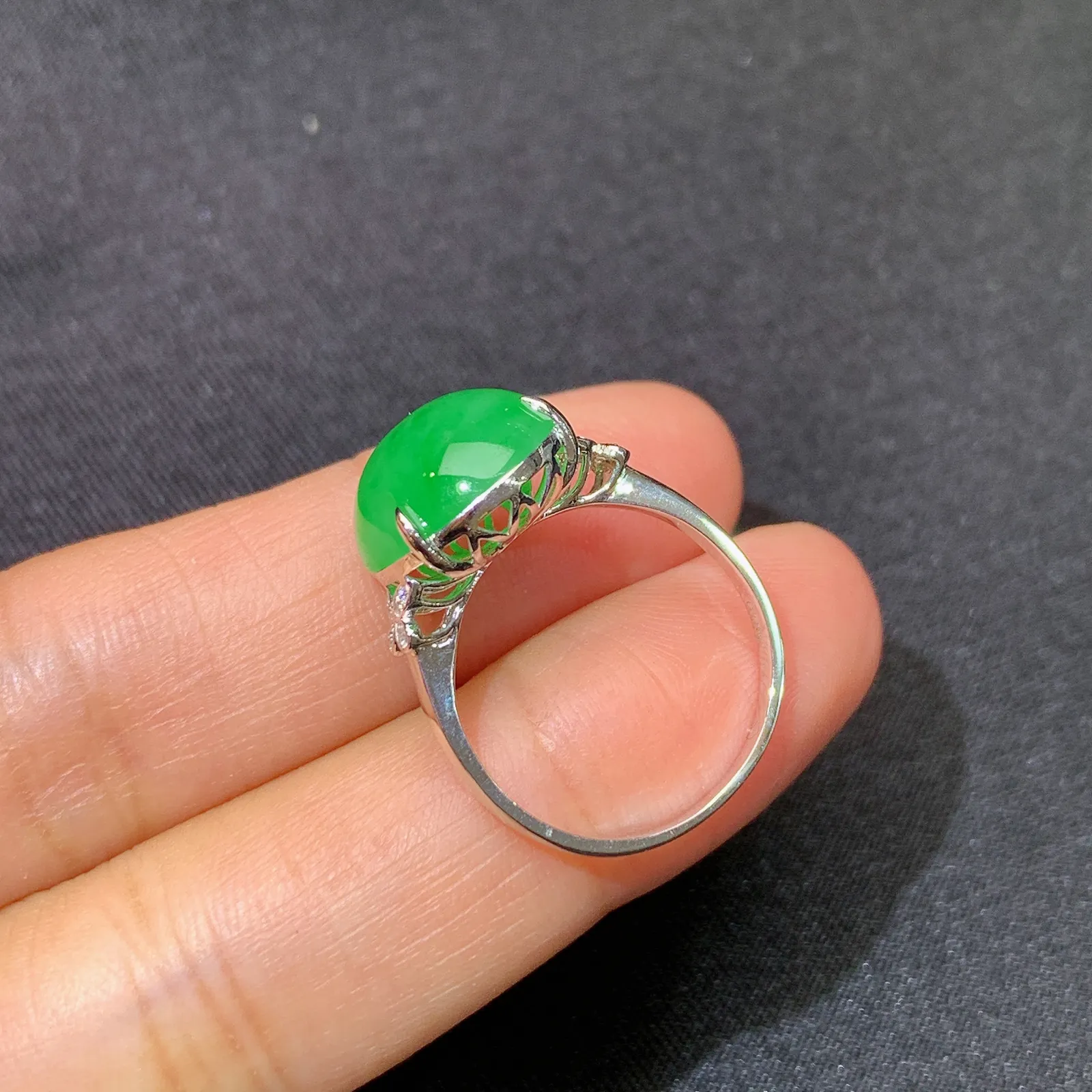 阳绿蛋面戒指 18k金镶嵌，简约时尚，冰润色阳，种水足，圈口13 裸石12.1*11.8*5.5
