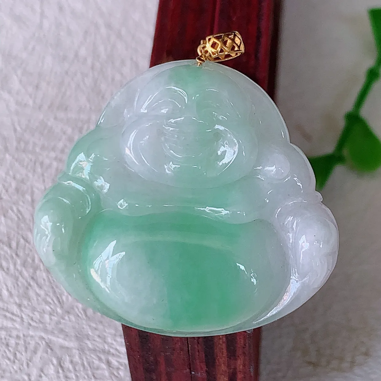 18k金镶嵌水润飘绿翡翠佛公吊坠，沁人心脾，精致典雅的设计，为佩戴者，增添色彩，送礼自留都是佳品选择！#00.26
