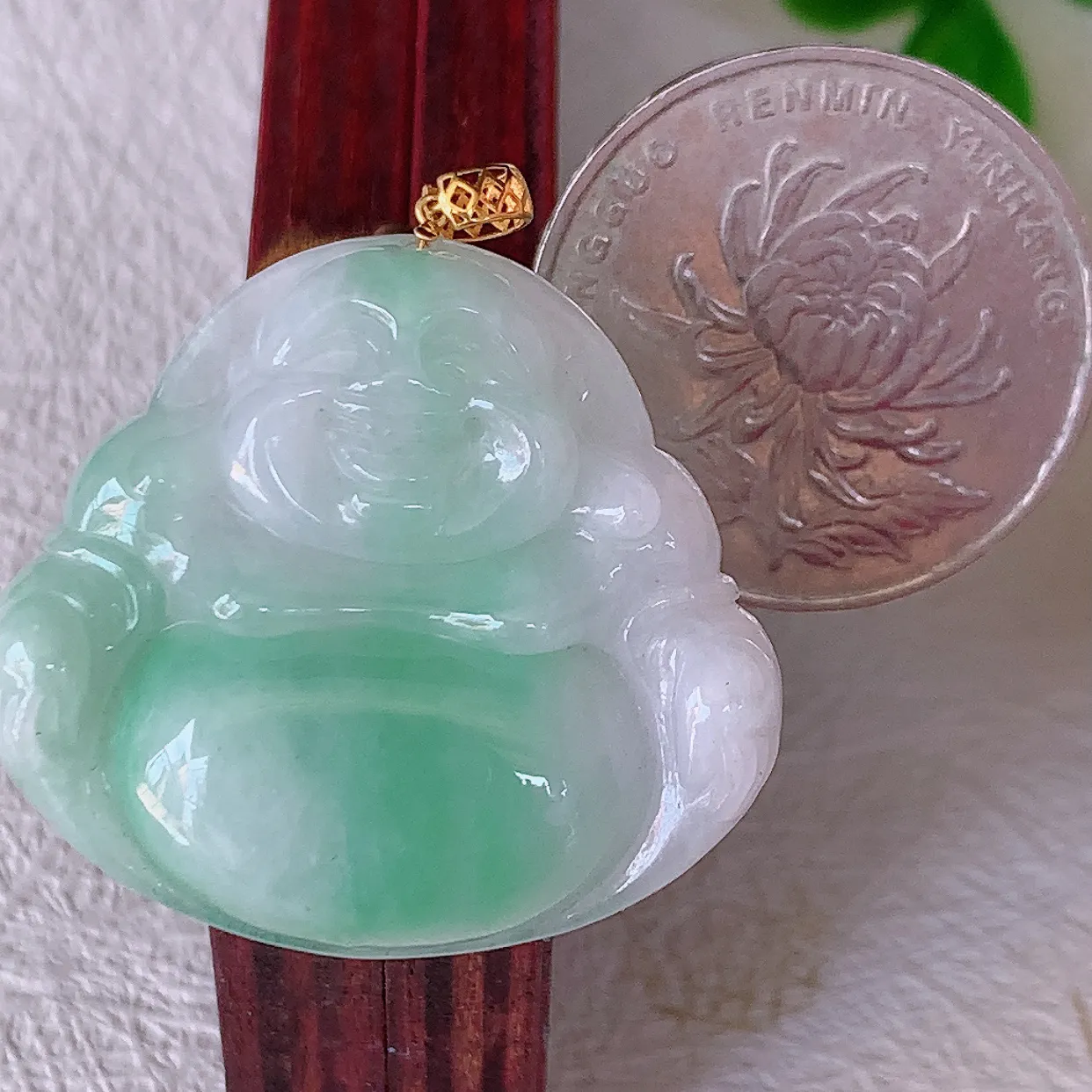 18k金镶嵌水润飘绿翡翠佛公吊坠，沁人心脾，精致典雅的设计，为佩戴者，增添色彩，送礼自留都是佳品选择！#00.26