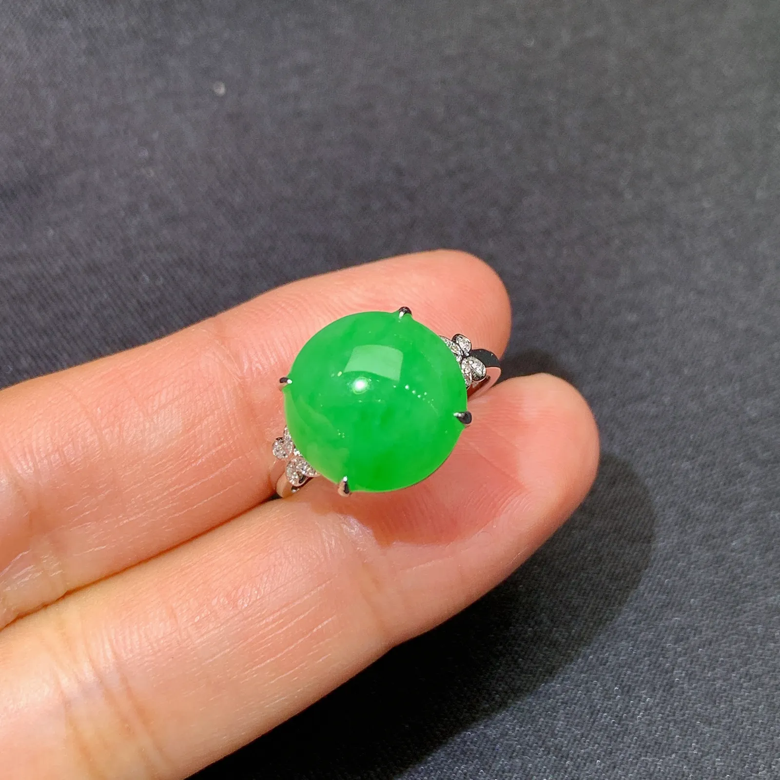 阳绿蛋面戒指 18k金镶嵌，简约时尚，冰润色阳，种水足，圈口13 裸石12.1*11.8*5.5