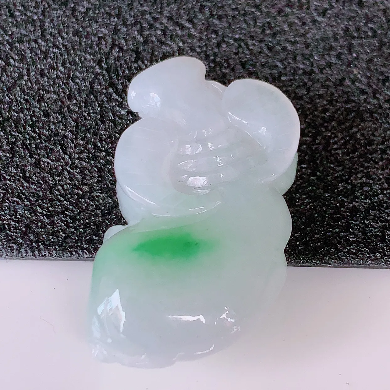 自然光实拍，冰润飘绿翡翠生肖牛气冲天吊坠，种老水足，雕工精湛 ，寓意美好，佩戴时尚出众！#41.25