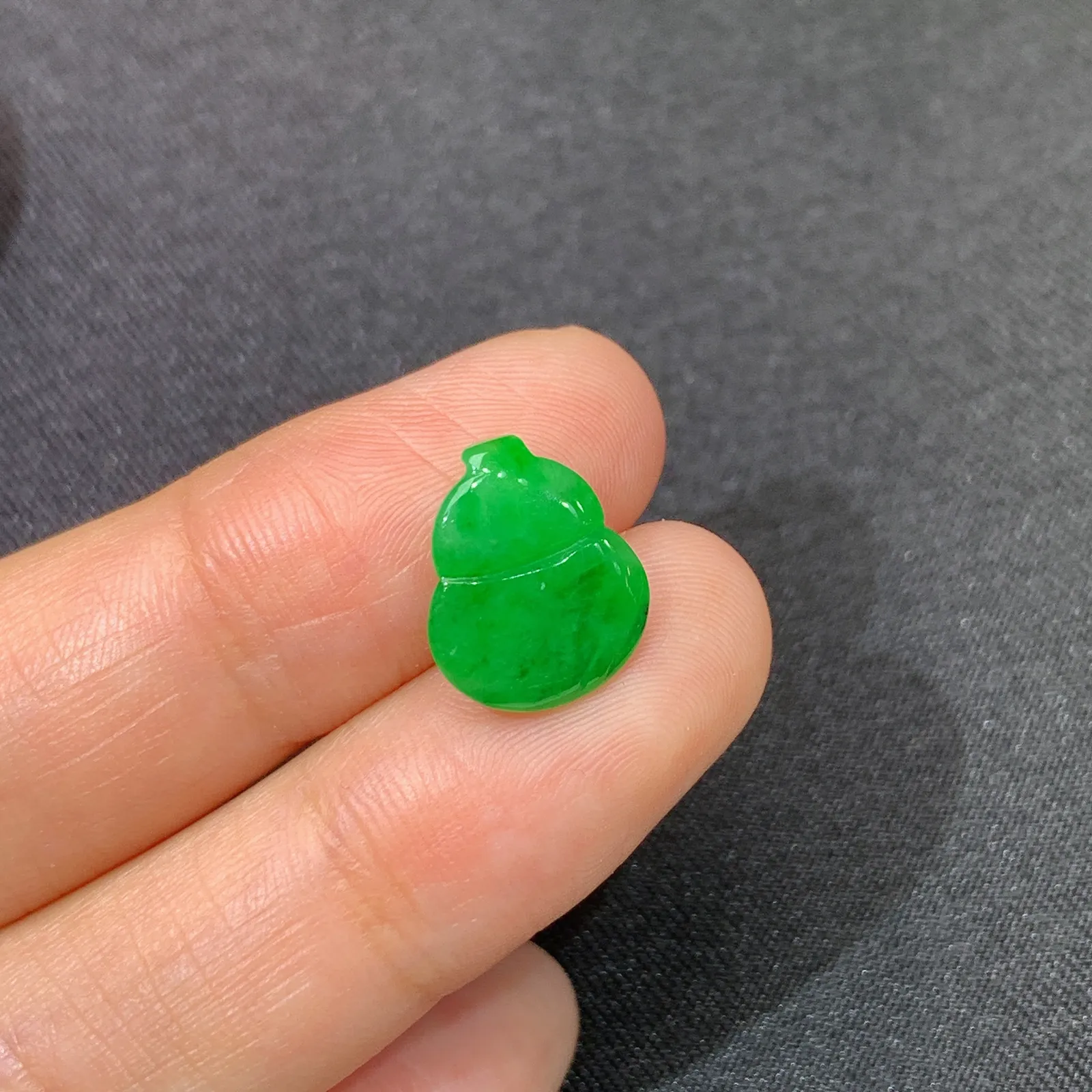 阳绿葫芦，镶嵌佳品，冰润色阳，种水足 尺寸12.5*10.5*3.5