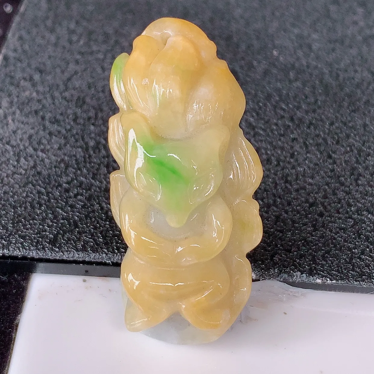 自然光实拍，冰润黄加绿翡翠狐狸吊坠，种老水足，雕工精湛 ，寓意美好，佩戴时尚出众！#87.26
