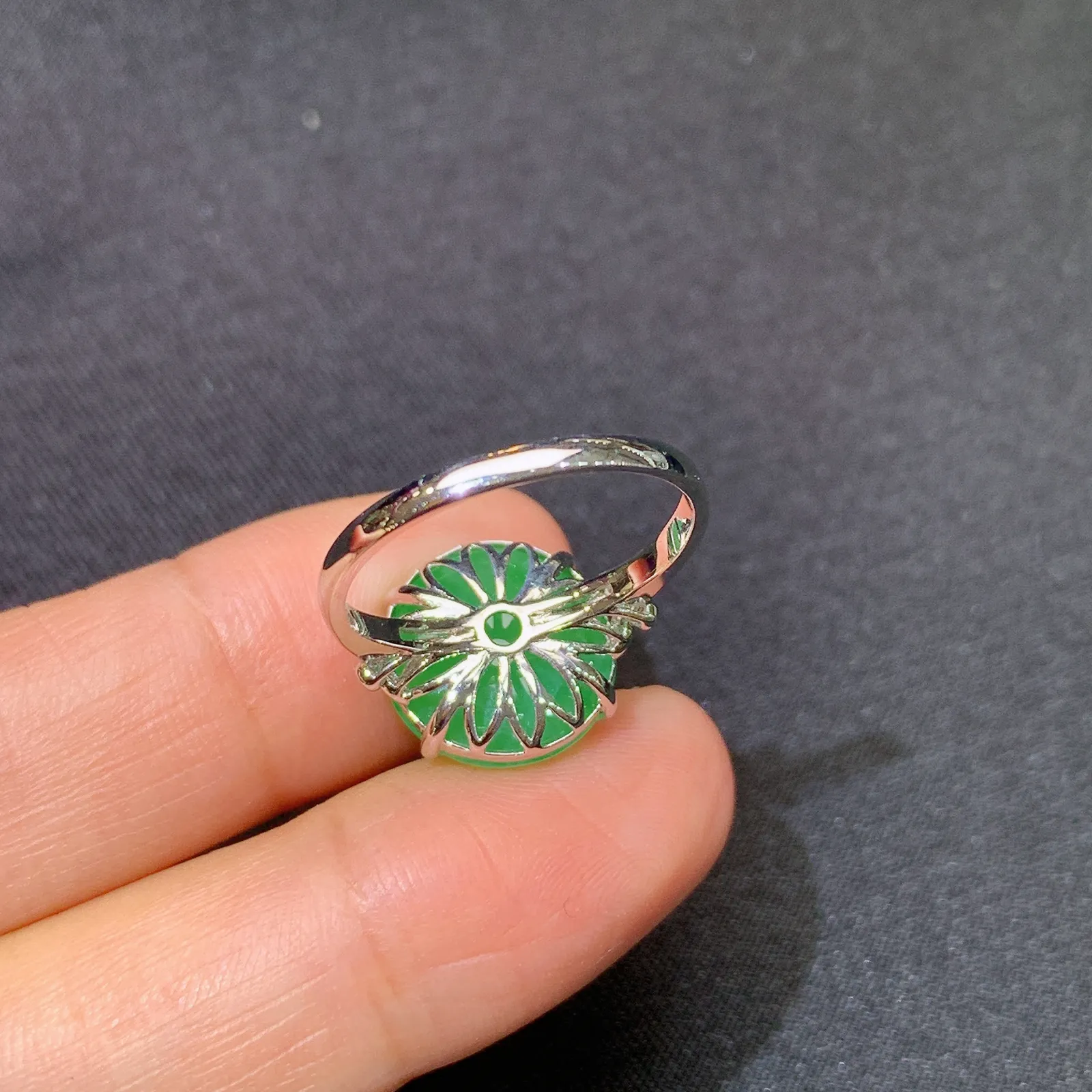 阳绿蛋面戒指 18k金镶嵌，简约时尚，冰润色阳，种水足，圈口13 裸石12.1*11.8*5.5
