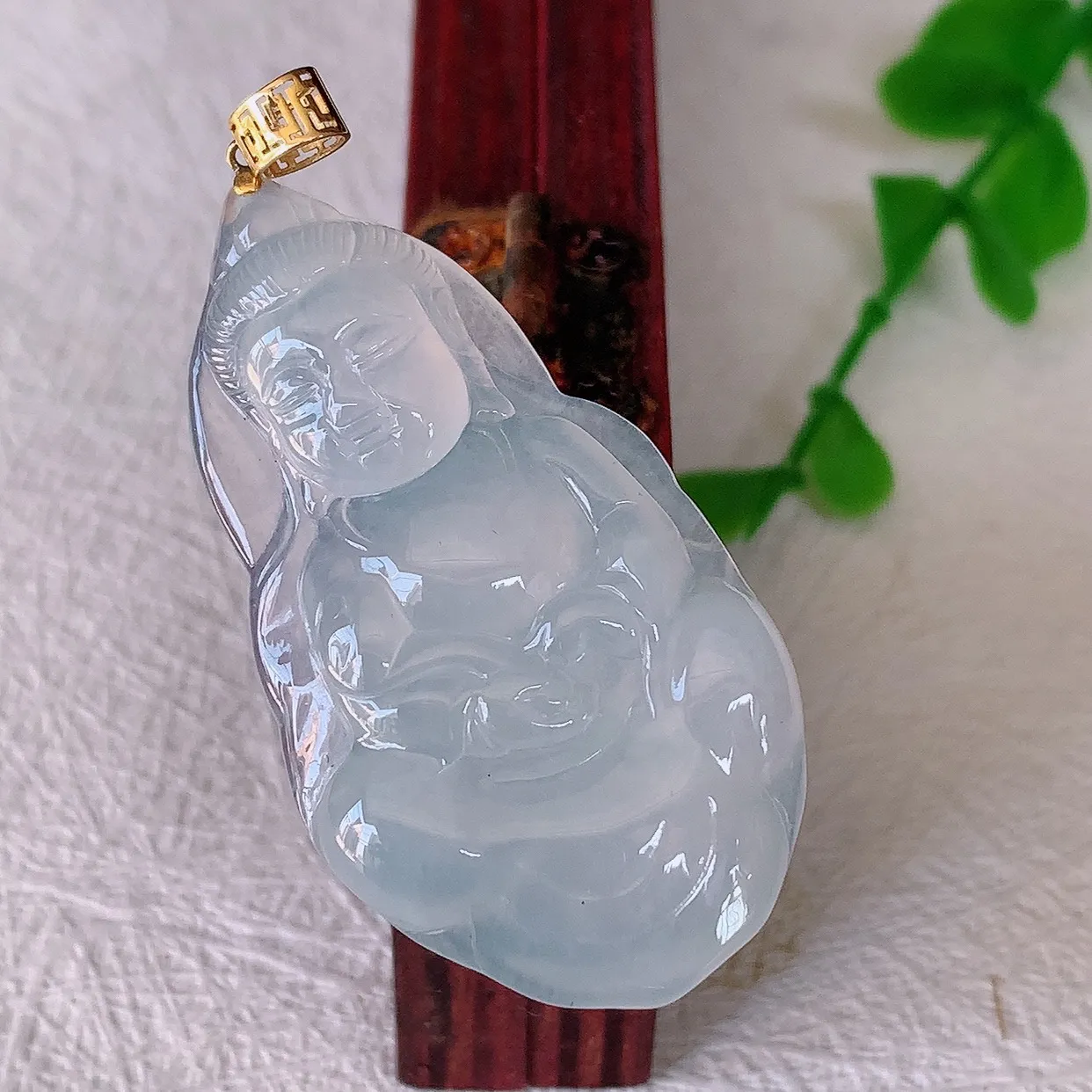 18K金镶嵌冰种翡翠观音菩萨吊坠，种老水足，雕工精湛 ，寓意美好，佩戴时尚出众！#1.25整体46.5裸石42*23*5.2
