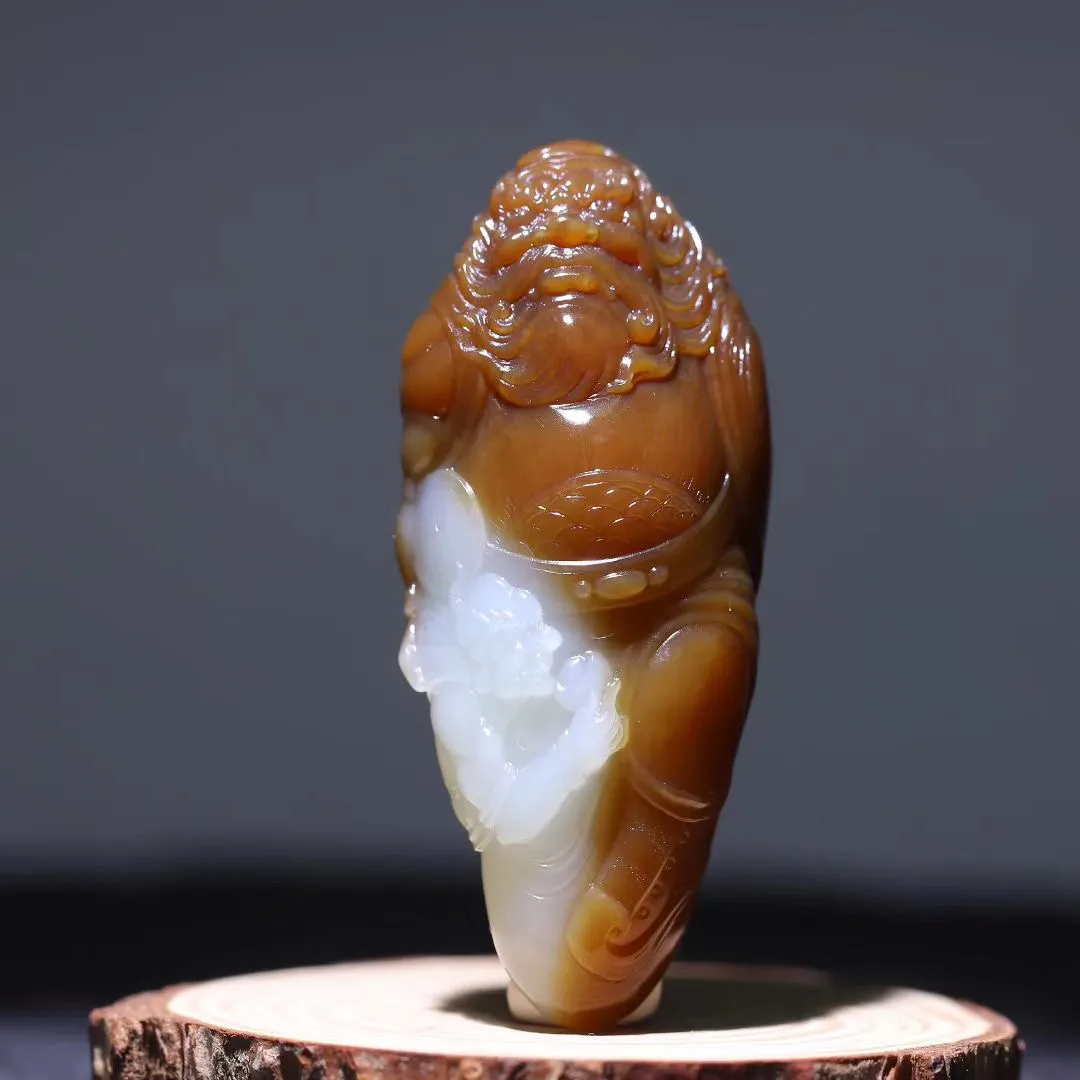 精品美物
【钟馗纳福】藏品级和田糖白玉，糖色浓郁，白若凝脂，玉质细腻，结构紧致，脂粉佳，手感舒适。纯