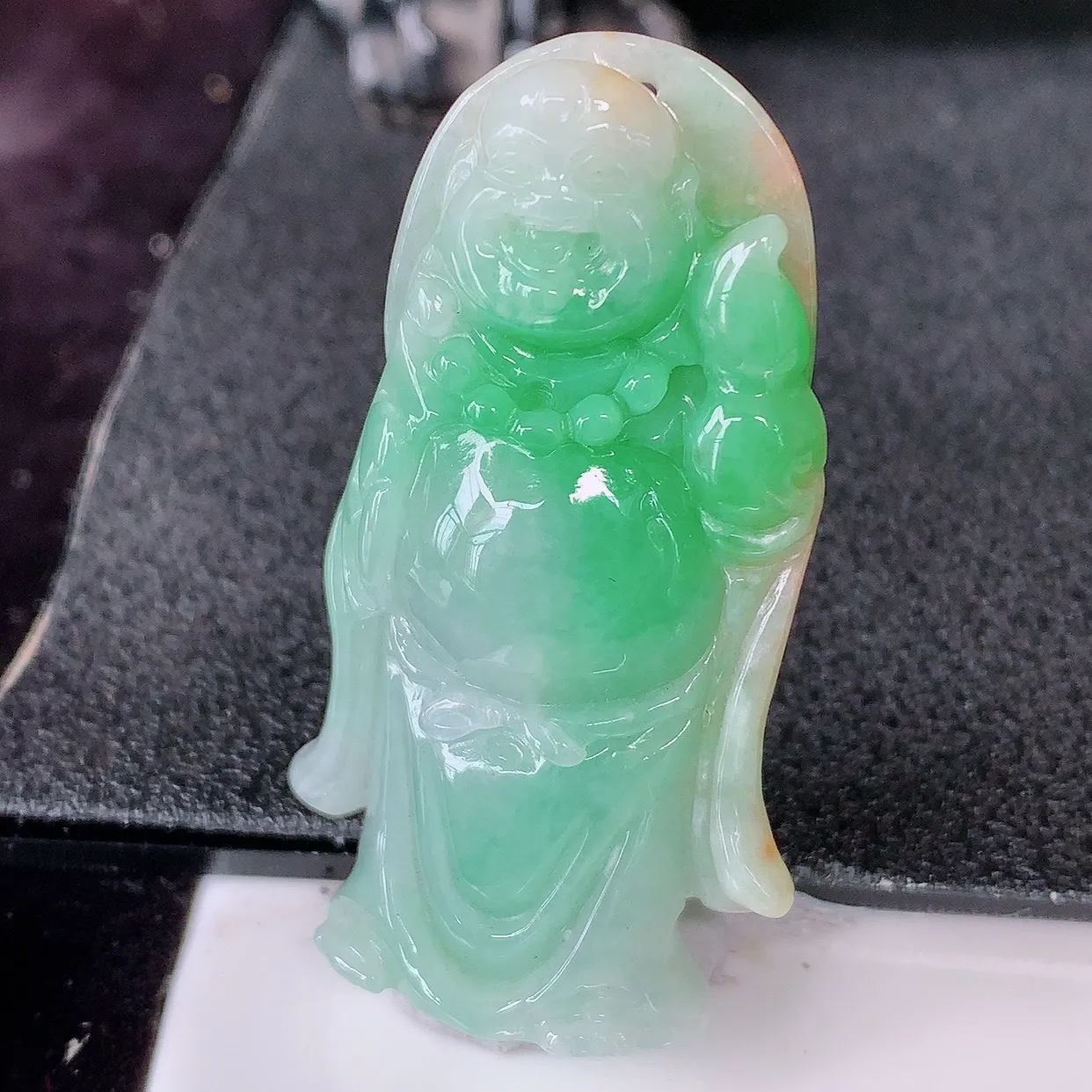 自然光实拍，冰润黄加绿翡翠逍遥佛吊坠，种老水足，雕工精湛 ，寓意美好，佩戴时尚出众！#87.26