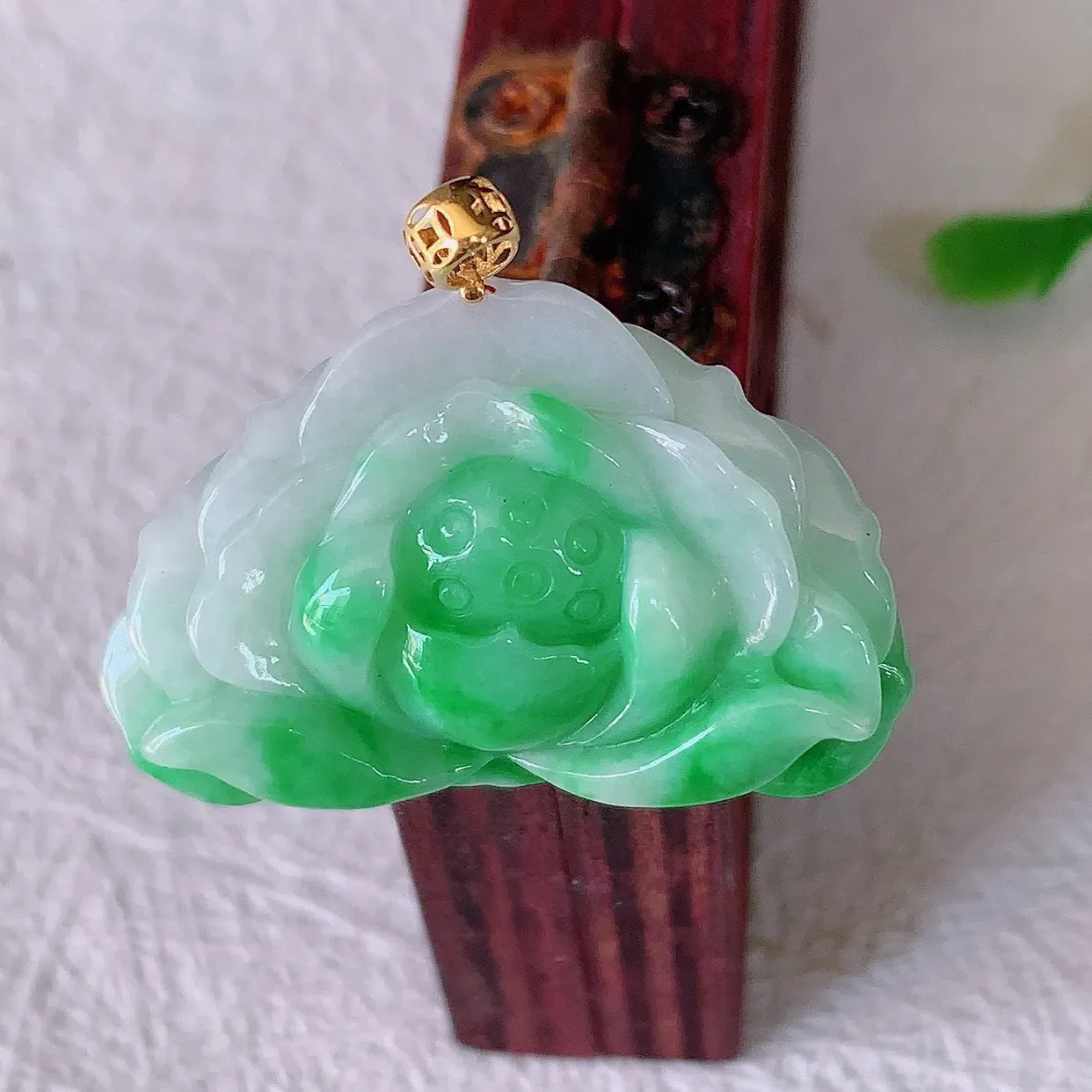 自然光实拍，18K金镶嵌冰润飘绿翡翠花开富贵荷花玉坠，财源广进，自然隐逸、荷本是素不着尘之物，有和美之寓意。#1.25
