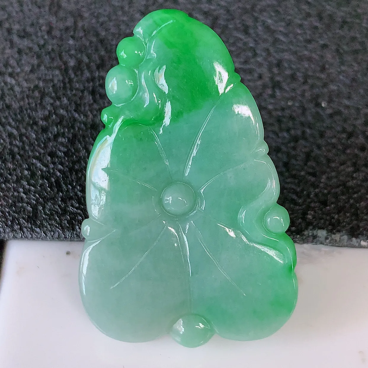 自然光实拍，冰润飘绿翡翠荷叶鱼、和和美美玉坠，财源广进，自然隐逸、荷本是素不着尘之物，有和美之寓意。#05.25