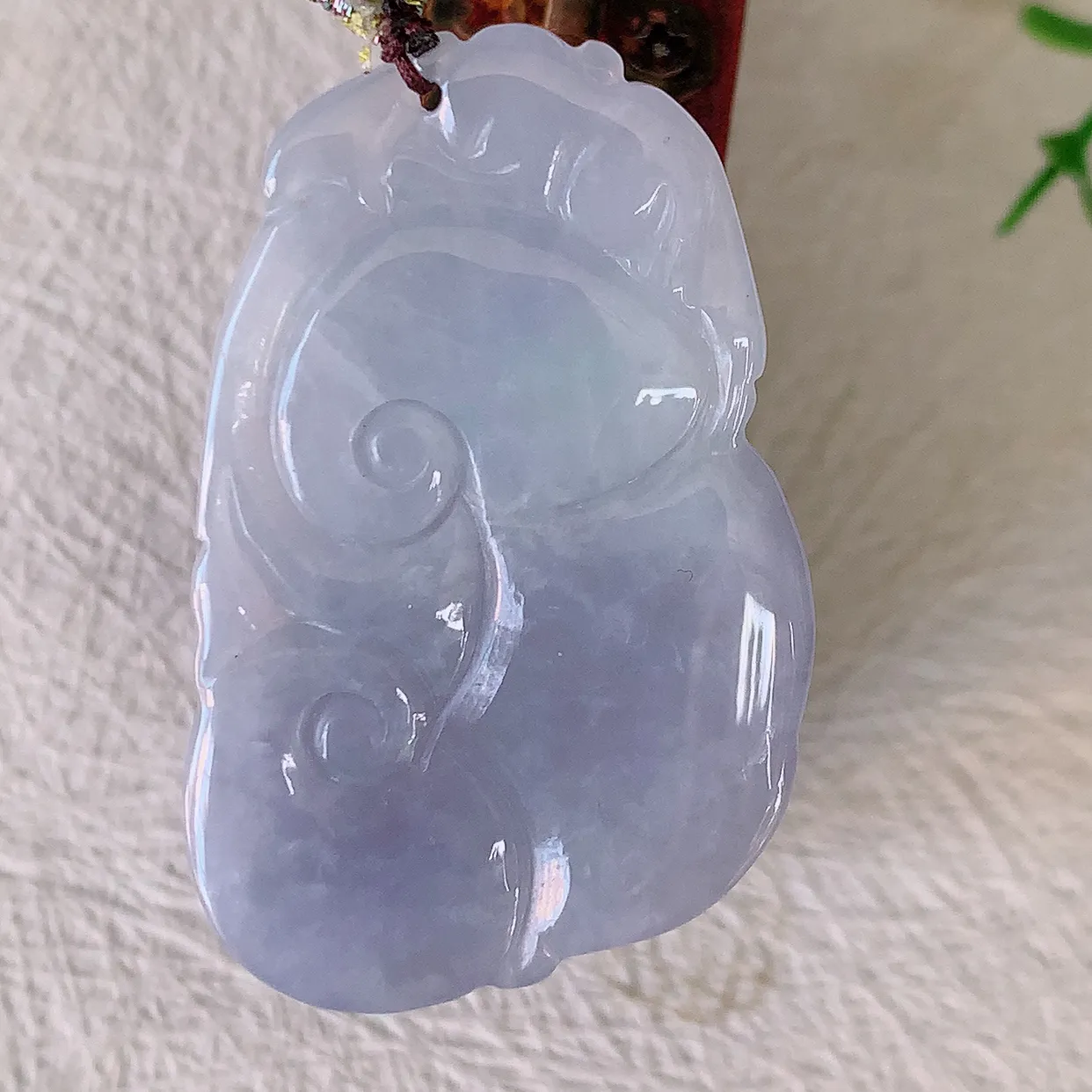 自然光实拍，水润紫罗兰翡翠万事如意吊坠，翠色灵动，玉质细腻，颜色漂亮，品相佳，佩戴佳品！#57.25