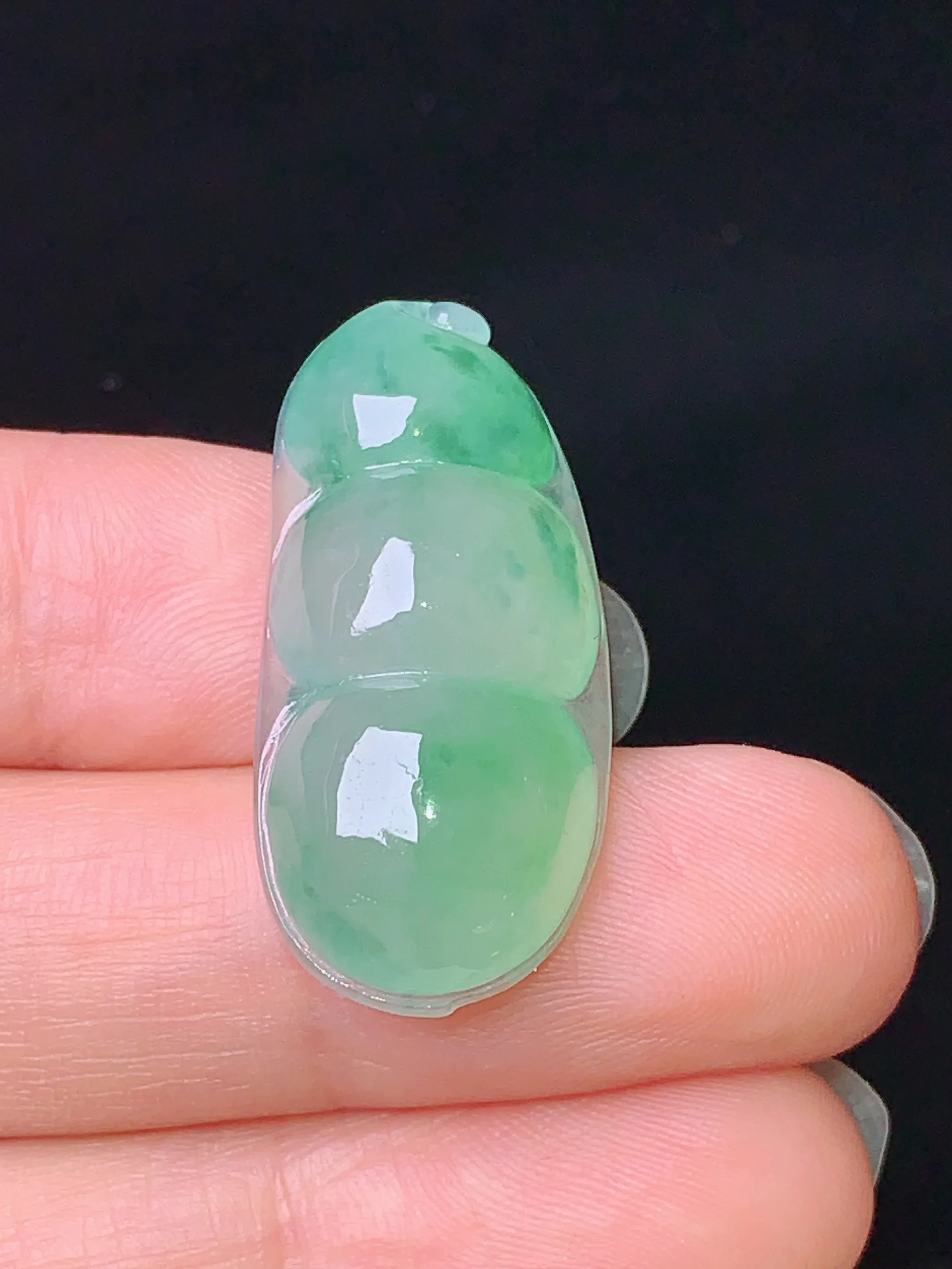 冰种飘绿四季豆吊坠 玉质细腻 色泽艳丽 整体尺寸31*14*7.3