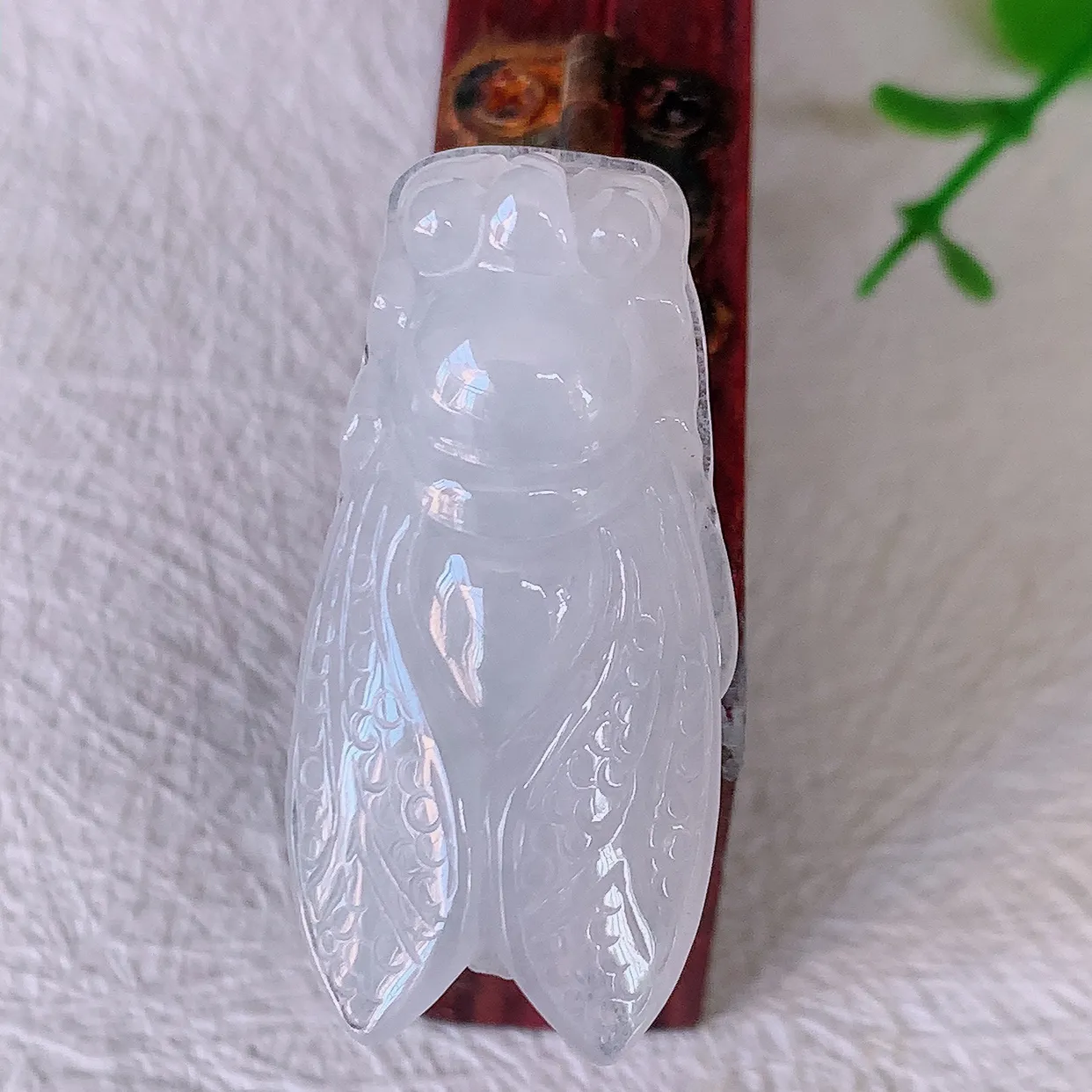 自然光实拍，冰胶翡翠招财金蝉吊坠，种老水足，雕工精湛 ，寓意美好，佩戴时尚出众！#57.25