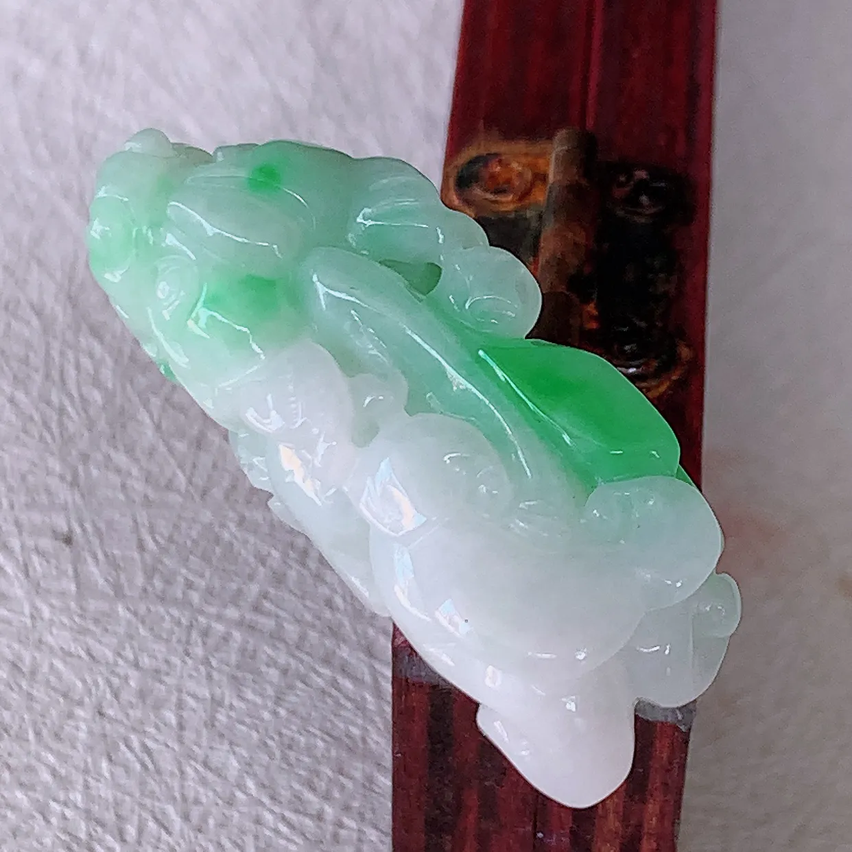 自然光实拍，冰润飘绿翡翠招财貔貅吊坠，民间有“一摸貔貅运程旺盛，再摸貔貅财运滚滚，三摸貔貅平步青云 ”的美好祝愿。#81.25