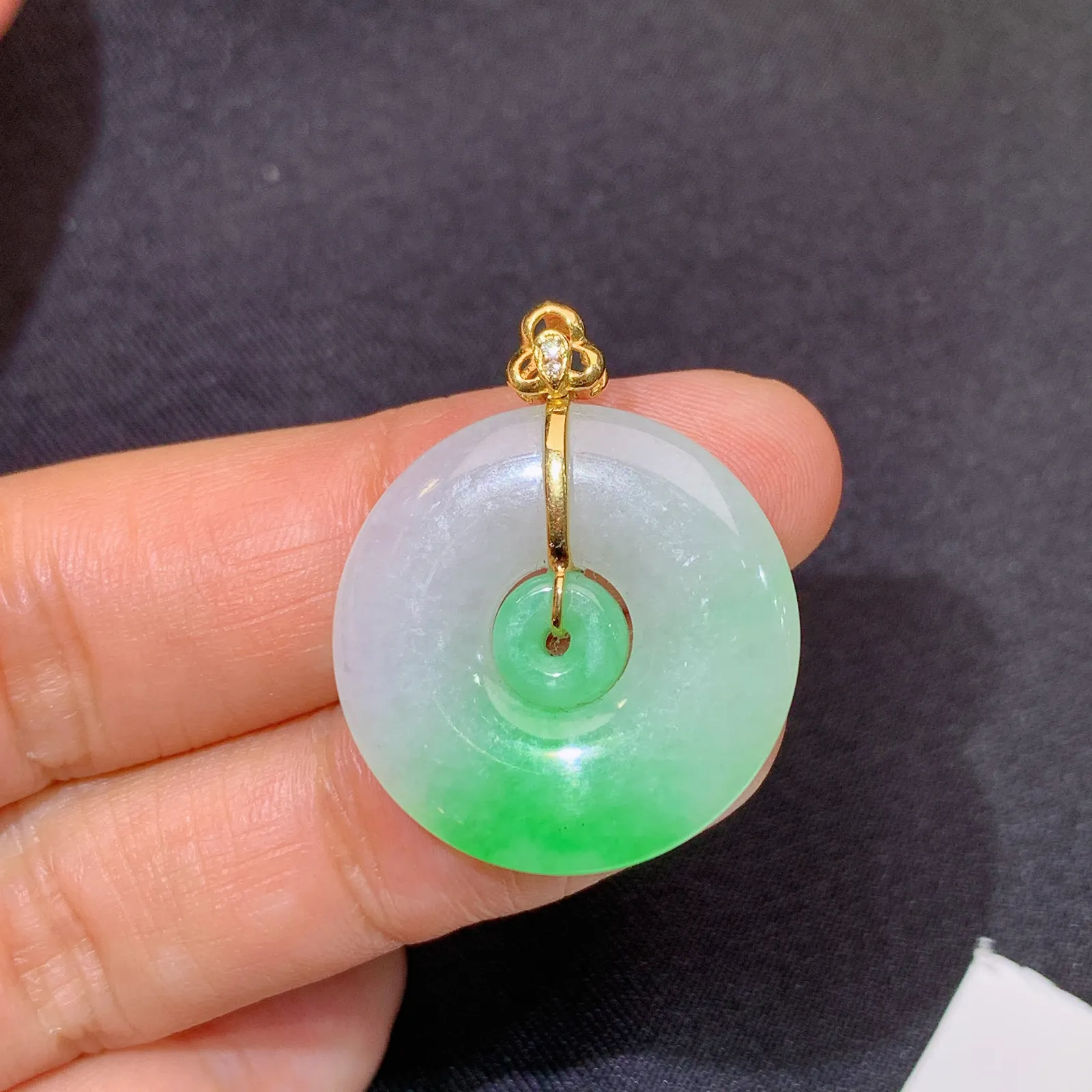 飘绿子母扣吊坠，18k金镶嵌，冰润色阳，种水足 尺寸28*22.9*3.3