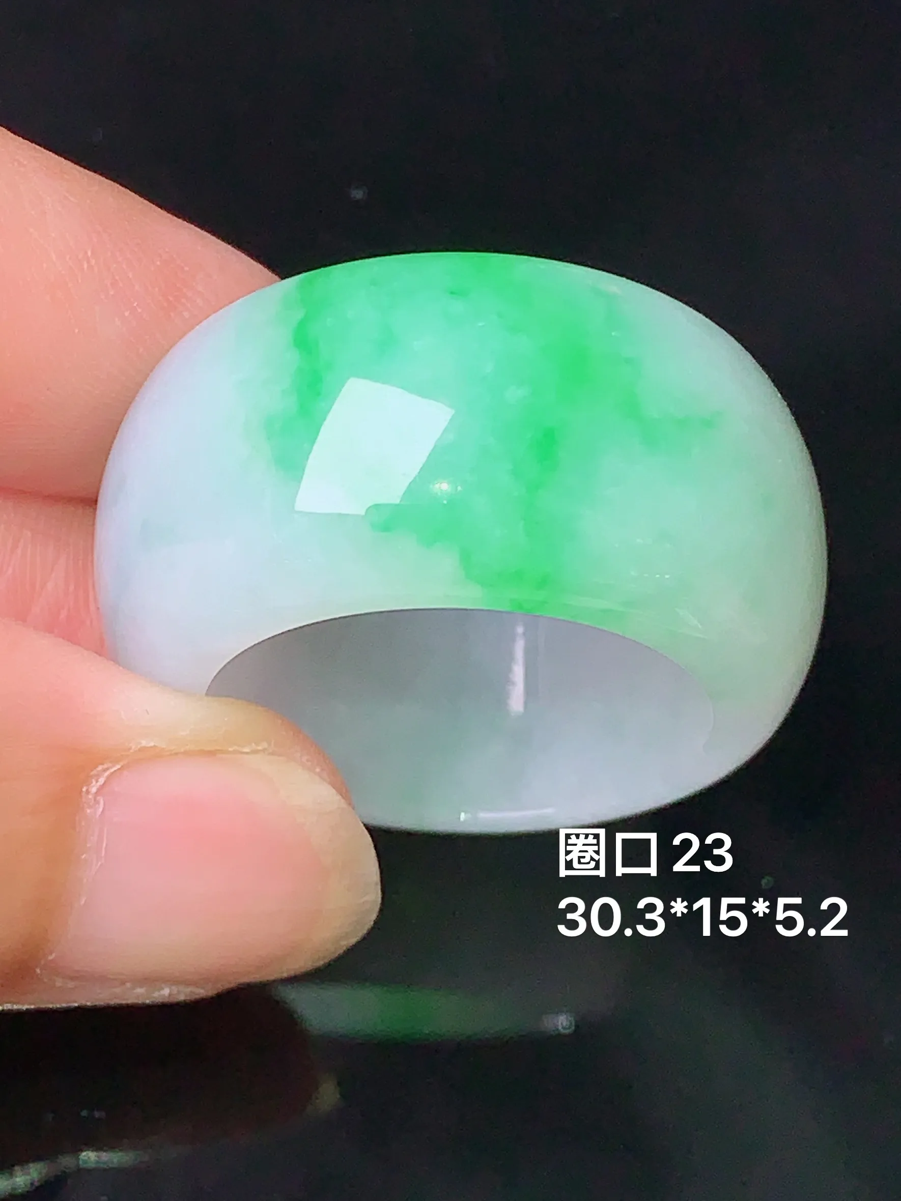 飘绿指环吊坠 玉质细腻 色泽艳丽 圈口23 整体尺寸30.3*15*5.2