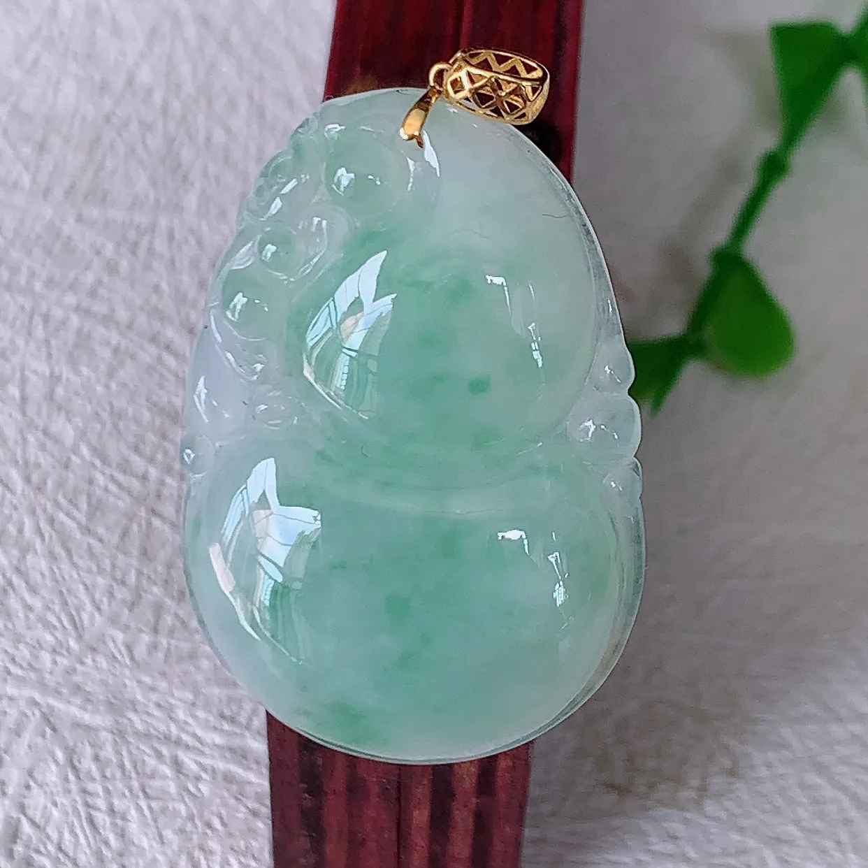 18K金镶嵌冰透飘绿翡翠葫芦吊坠，葫芦寓意福禄双全，财源滚滚，佩戴效果优雅迷人！#00.25