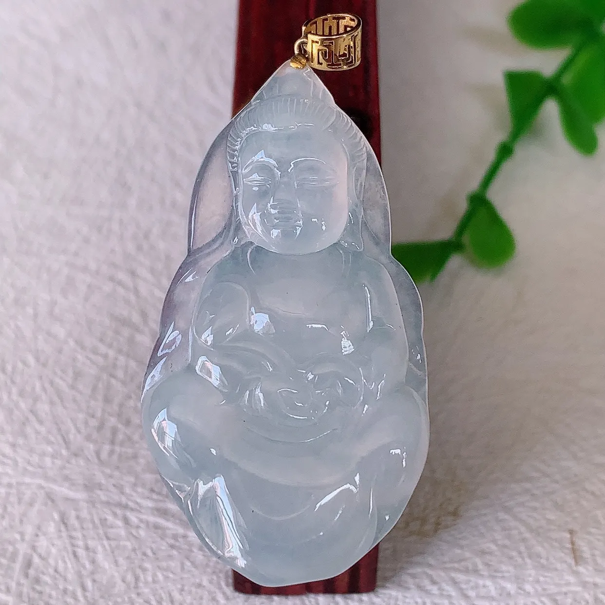 18K金镶嵌冰种翡翠观音菩萨吊坠，种老水足，雕工精湛 ，寓意美好，佩戴时尚出众！#1.25整体46.