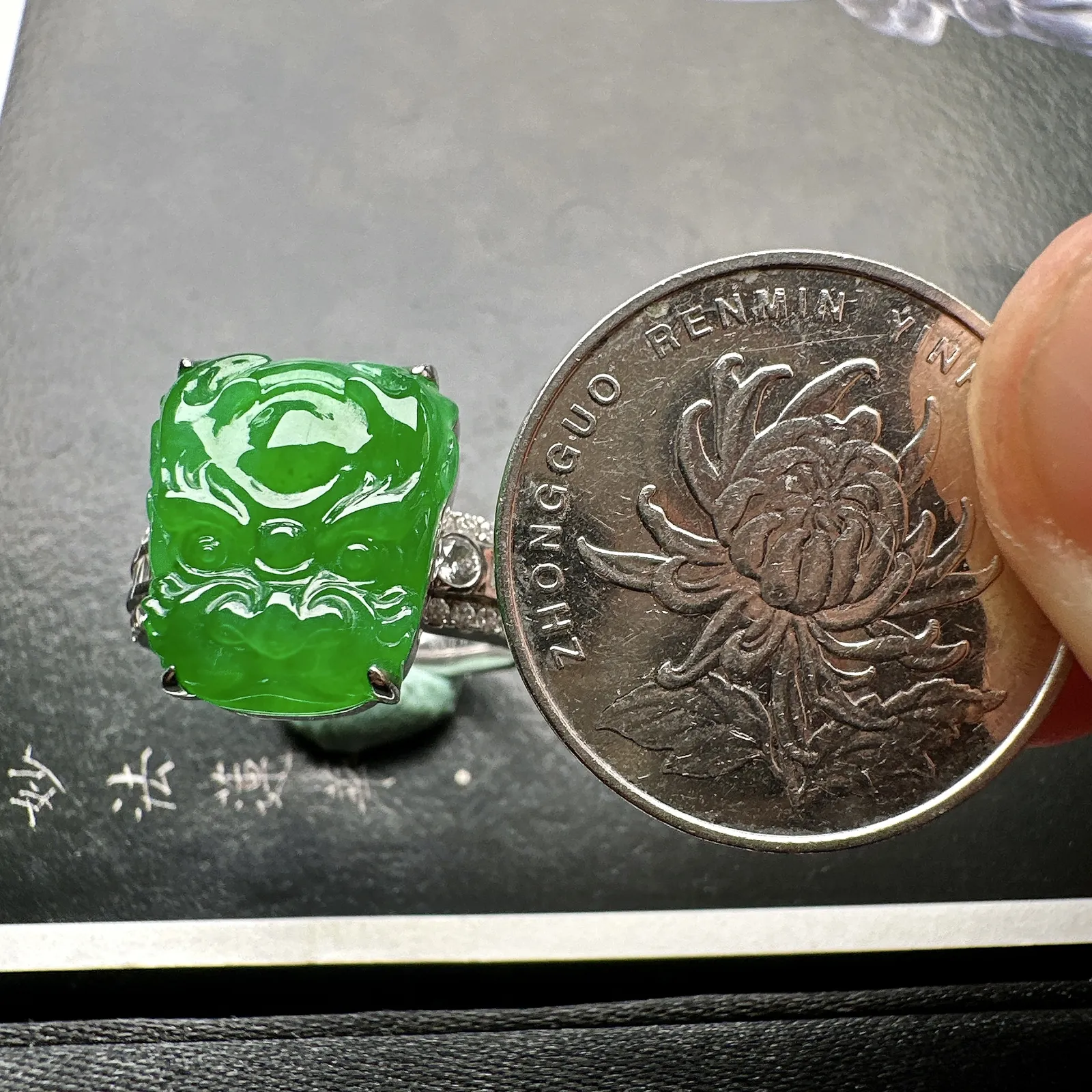 【冰种满绿龙头戒指】冰感十足，通透闪亮，种老细腻，晶莹透亮，品质很高。雕工也很精美，18K金钻精美镶嵌，裸石尺寸15.7*13*4.9毫米，上下三个圈口免费改