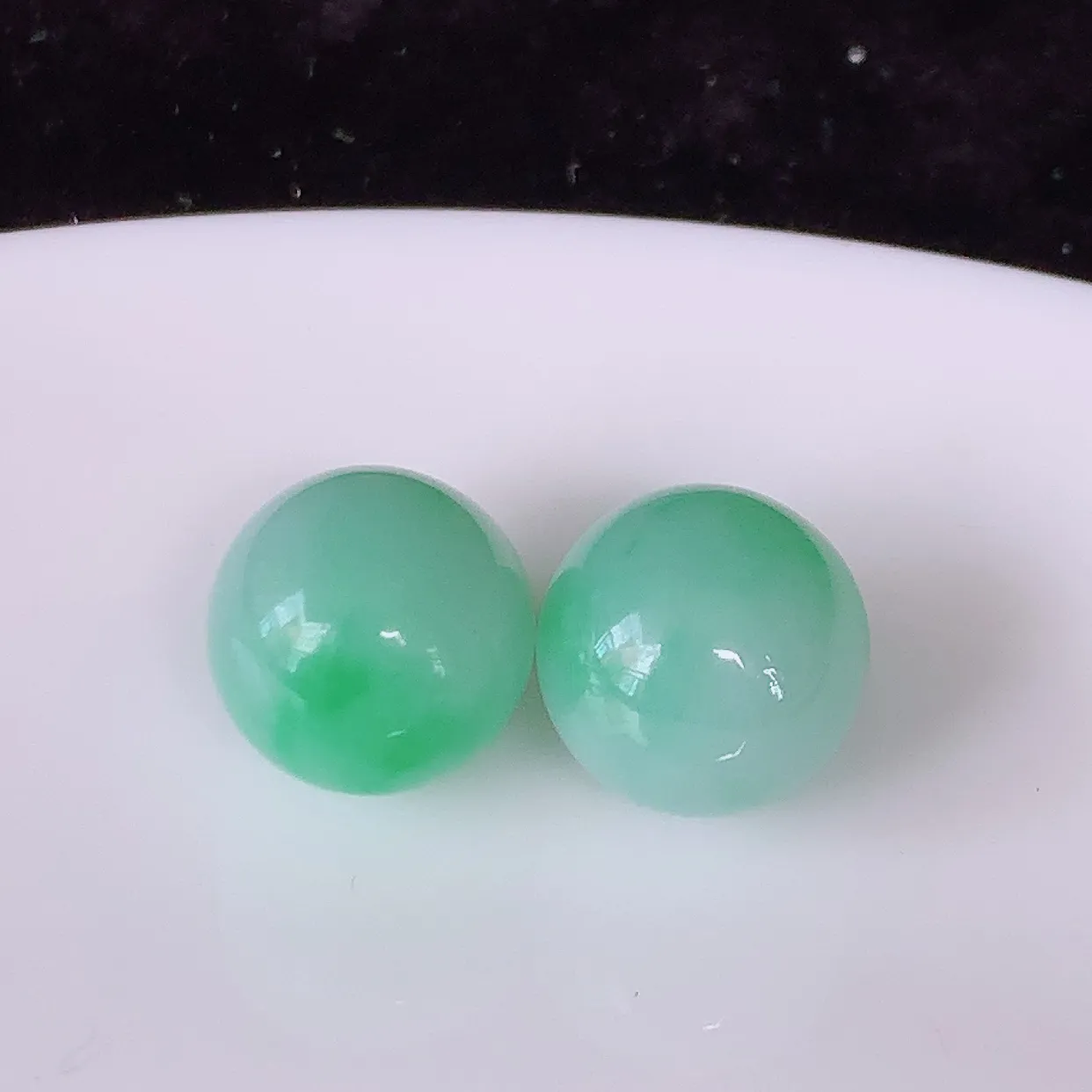自然光实拍，冰润飘绿翡翠一对圆珠，翠色灵动，玉质细腻，颜色漂亮，品相佳，佩戴佳品！ #05.25尺寸10.5mm