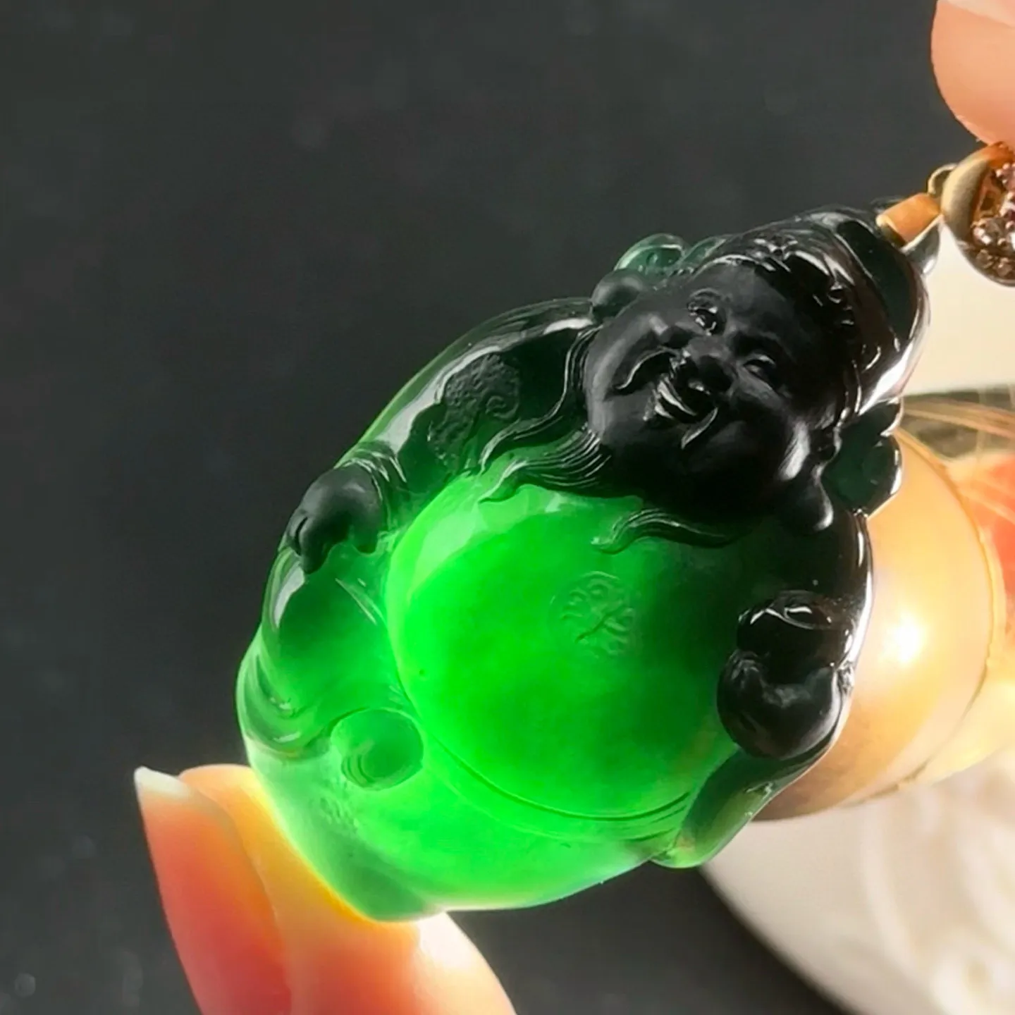 精品墨翠财神 种好色正 黑度极好 打灯通透 油性十足 尺寸49.4