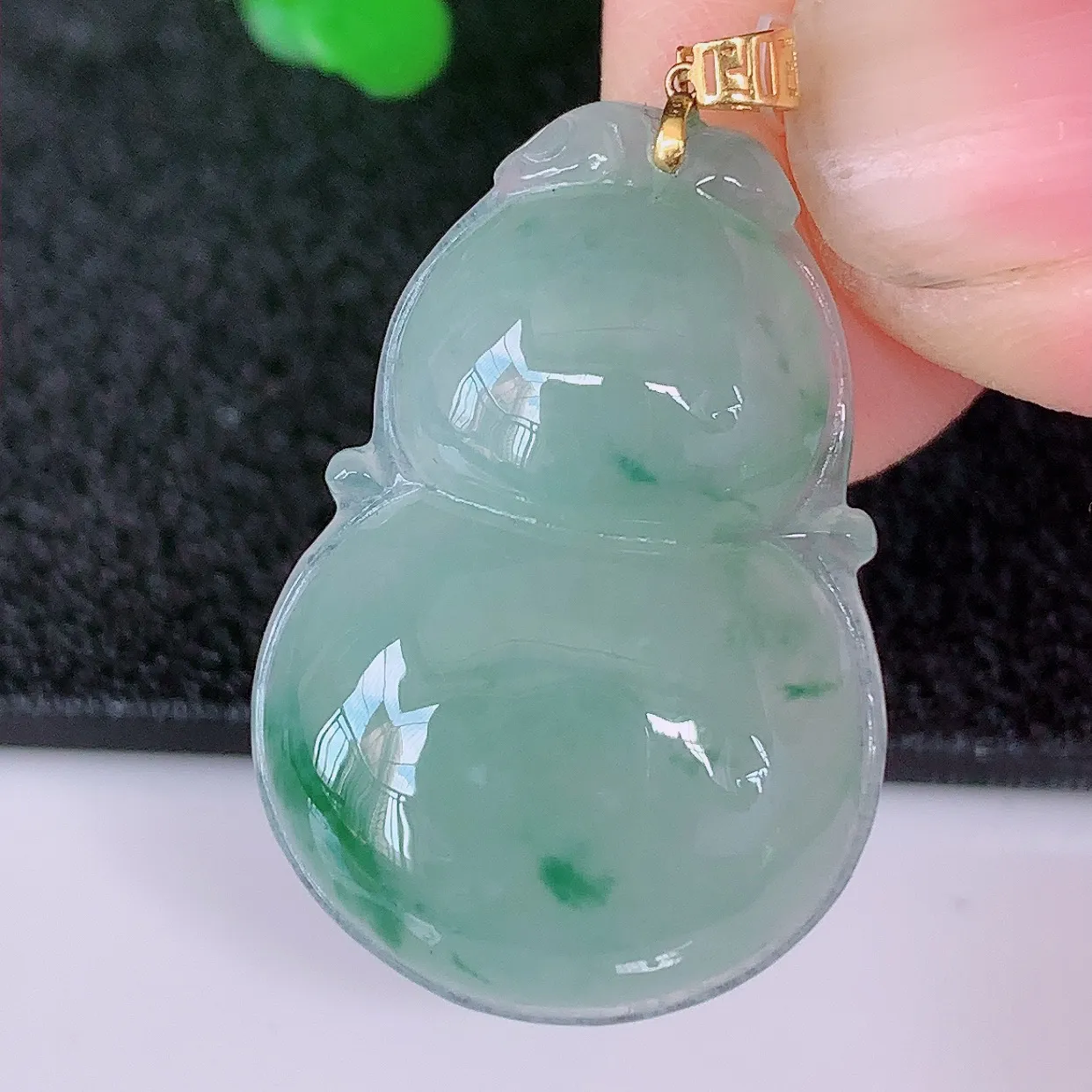 18K金镶嵌冰种飘花翡翠葫芦吊坠，葫芦寓意福禄双全，财源滚滚，佩戴效果优雅迷人！#49.25