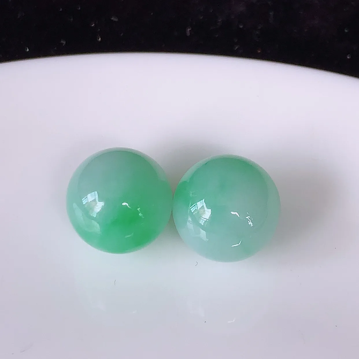 自然光实拍，冰润飘绿翡翠一对圆珠，翠色灵动，玉质细腻，颜色漂亮，品相佳，佩戴佳品！ #05.25尺寸10.5mm