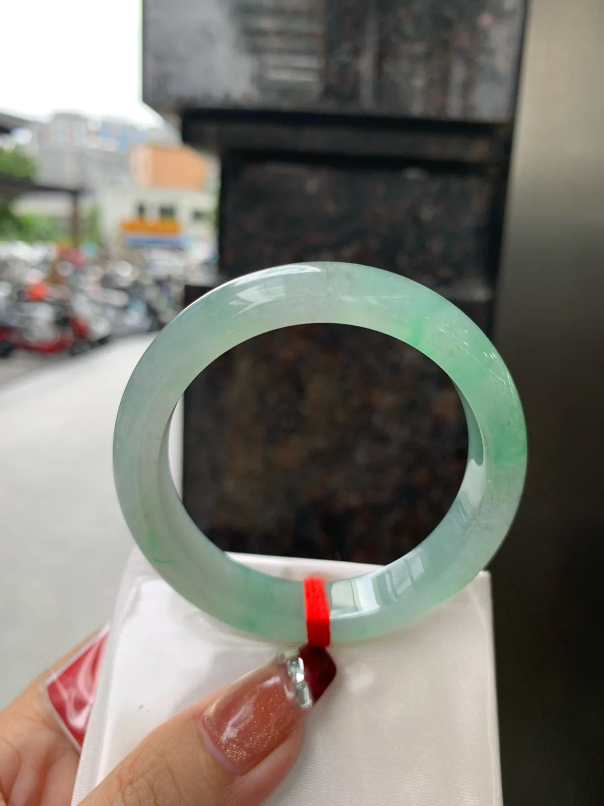 冰飘绿正圈
53-8.1-11.8
完美，底妆水透胶润，简约却充满灵气，几朵绿花点缀，清新如芽，宛若自然的画卷凝结于腕间，静中带动，韵味悠长