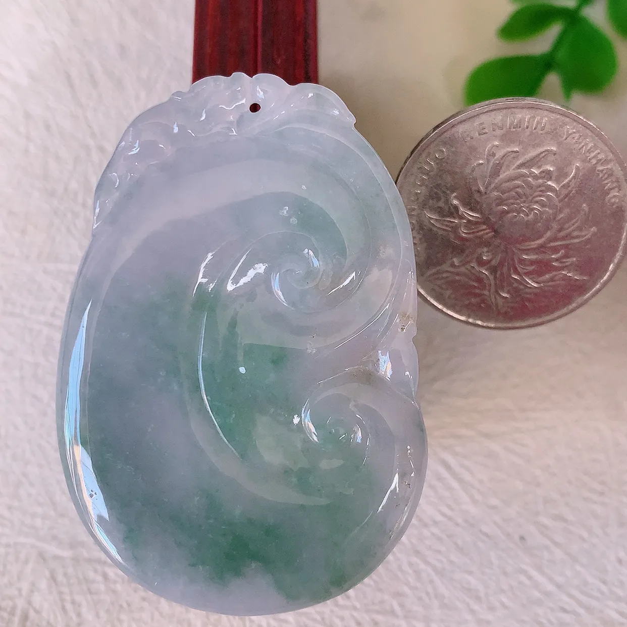 自然光实拍，水润春带彩翡翠万事如意吊坠，翠色灵动，玉质细腻，颜色漂亮，品相佳，佩戴佳品！#57.25