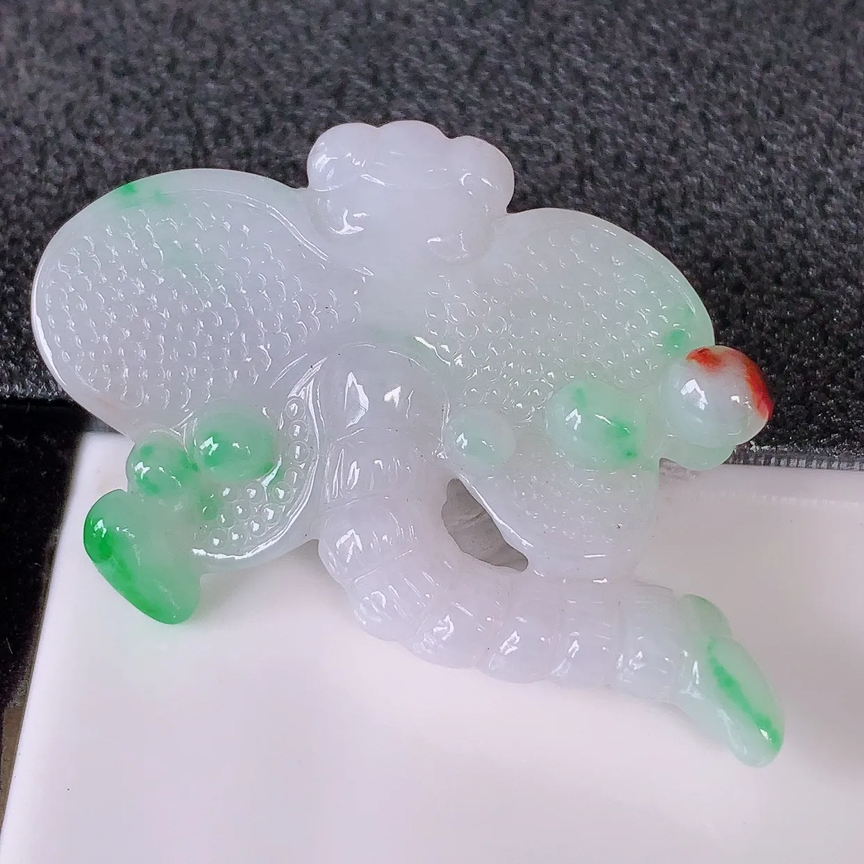 自然光实拍，冰润黄加绿翡翠蜻蜓吊坠，种老水足，雕工精湛 ，寓意美好，佩戴时尚出众！#87.26