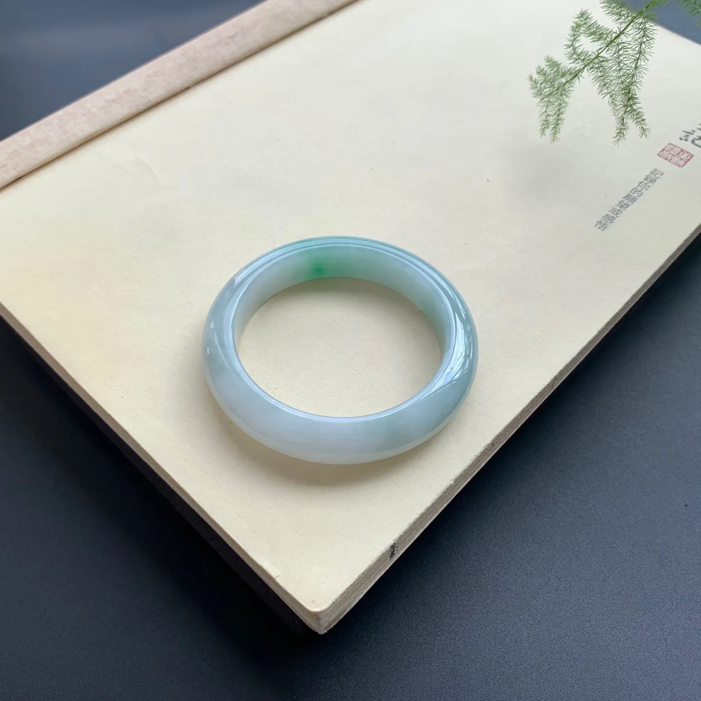52圈口飘绿正圈手镯 尺寸：52-12.2-8.8，无纹裂，细腻光滑，清爽干净