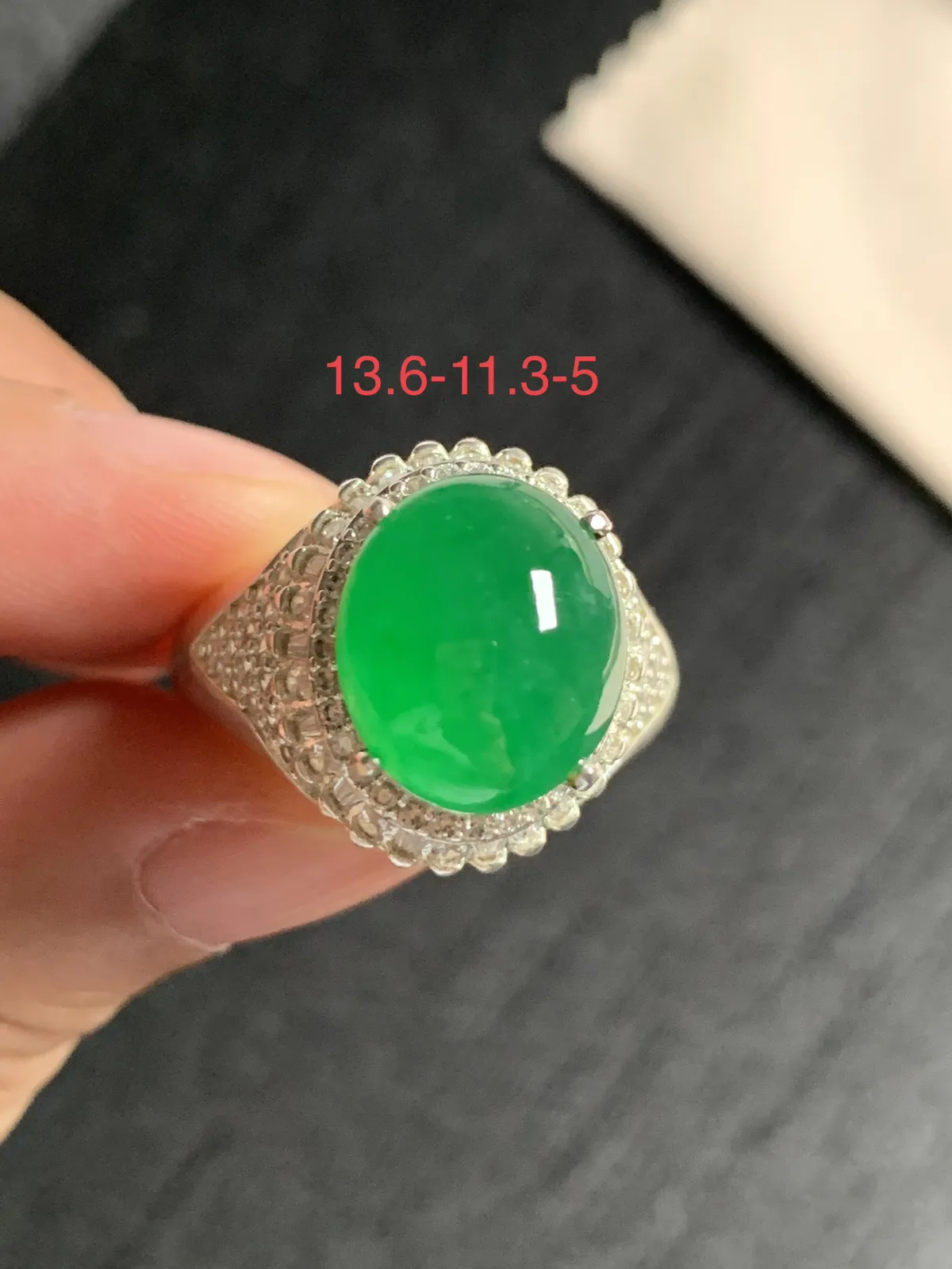 冰种辣阳绿戒面
无纹裂，种好色好品相好，色泽浓郁艳丽，老坑种冰透水灵饱满圆润