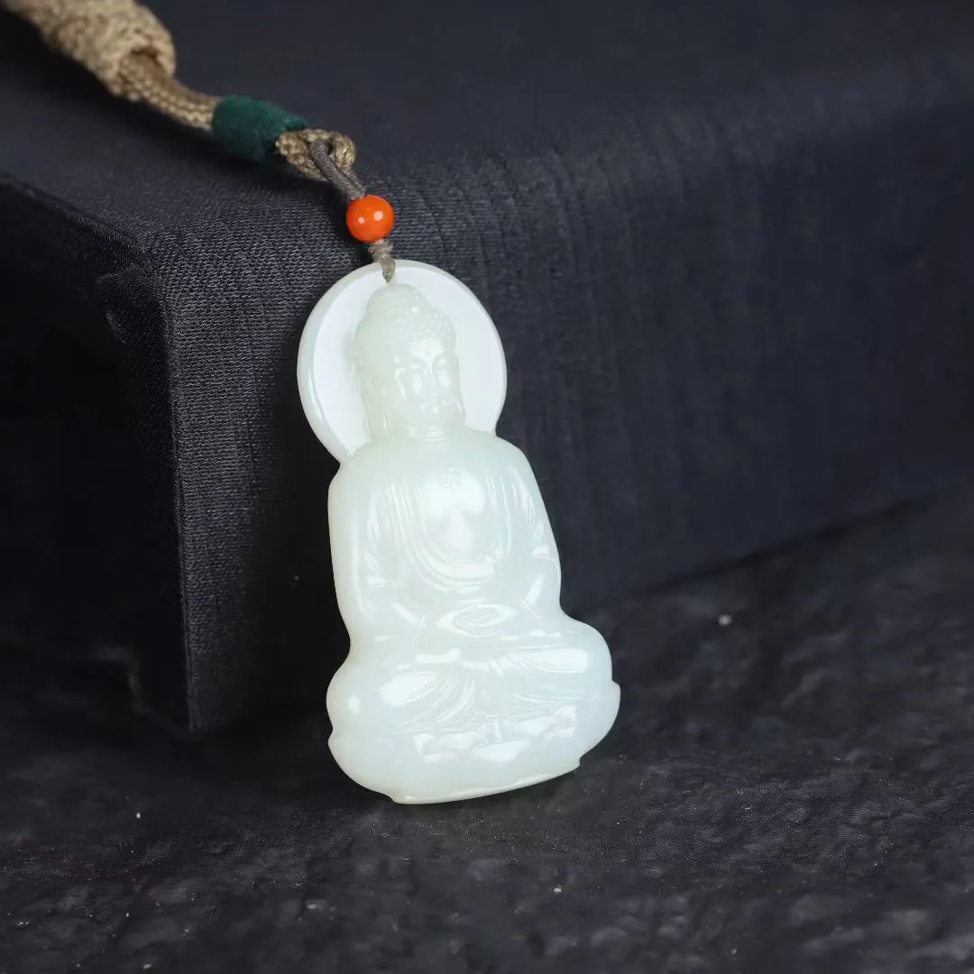 精品美物
【大日如来】和田老坑白玉.凝润若脂，温润而泽，结构细糯。精心雕琢，意境幽生。滴水成佛，清灵佛境油然而生。方寸之间，天地无垠，一花一世界，一木一浮生，一方一净土，一叶一如来。
【规格】52-29-10mm，24.7g