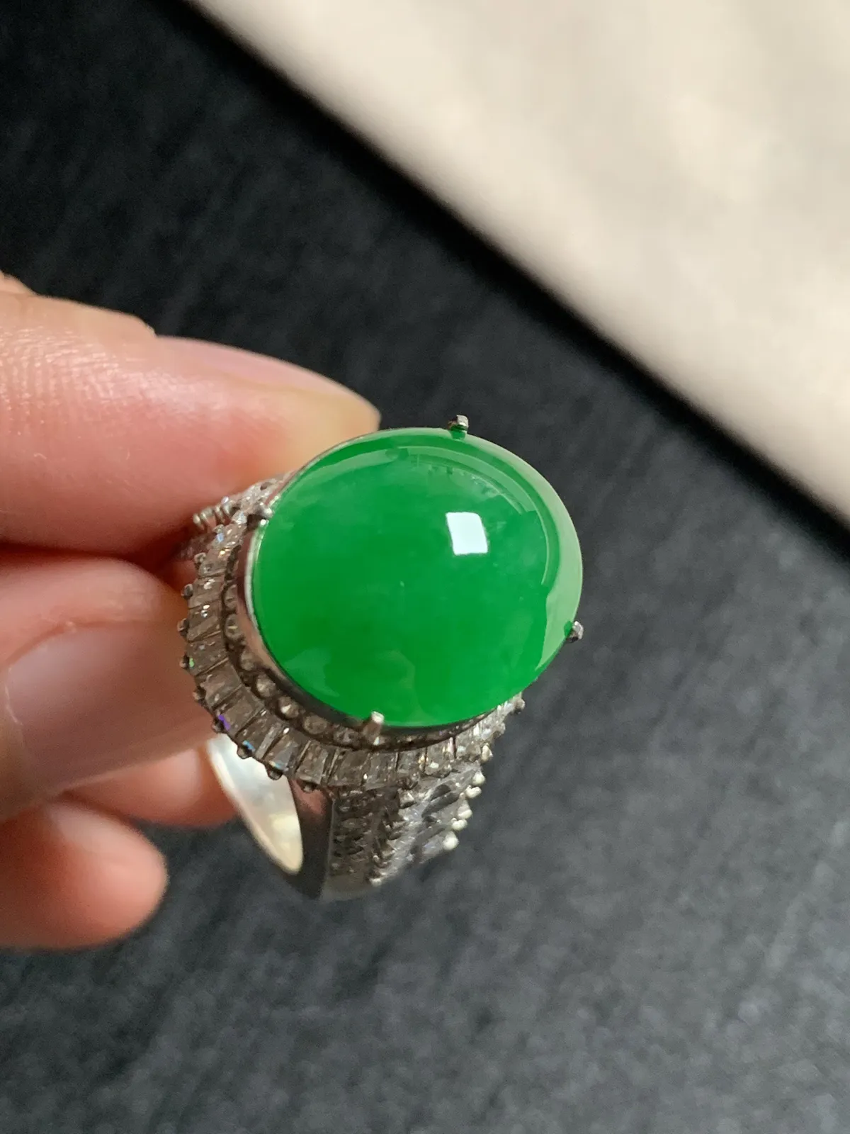 辣阳绿鸽子蛋戒面
无纹裂，种好色好品相好，色泽浓郁艳丽，质地细腻水灵饱满圆润